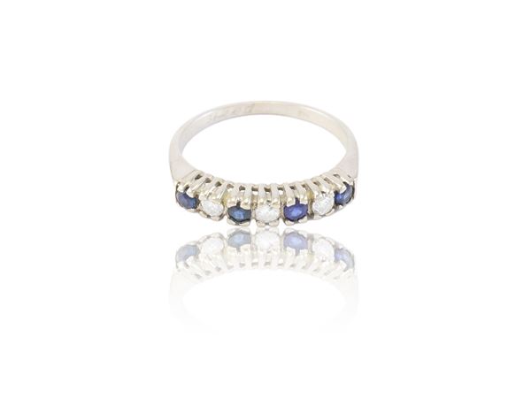 Anello in oro bianco 14Kt, diamanti e zaffiri