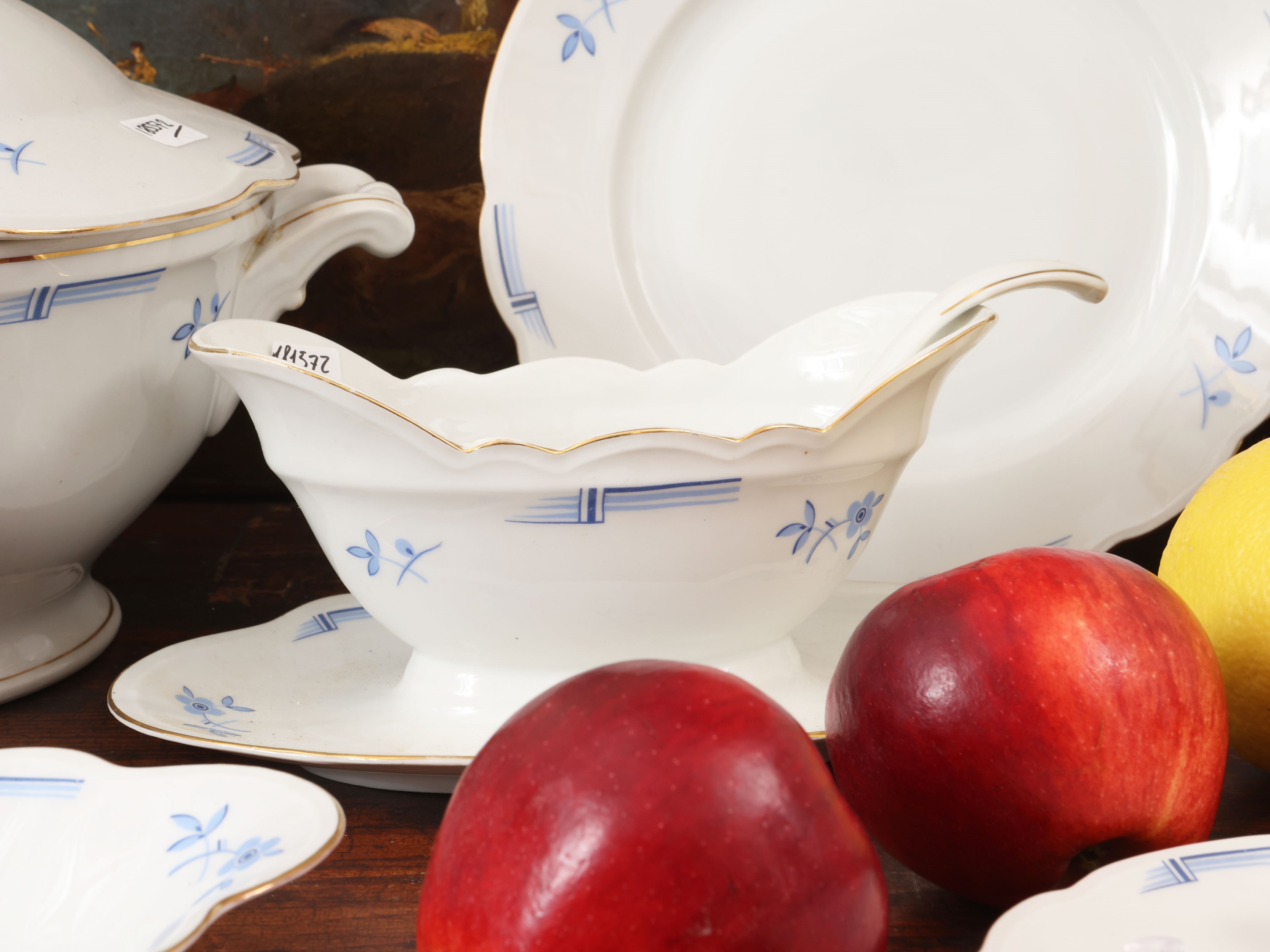 Servizio da tavola in porcellana decorata, composto da piatti e zuppiera