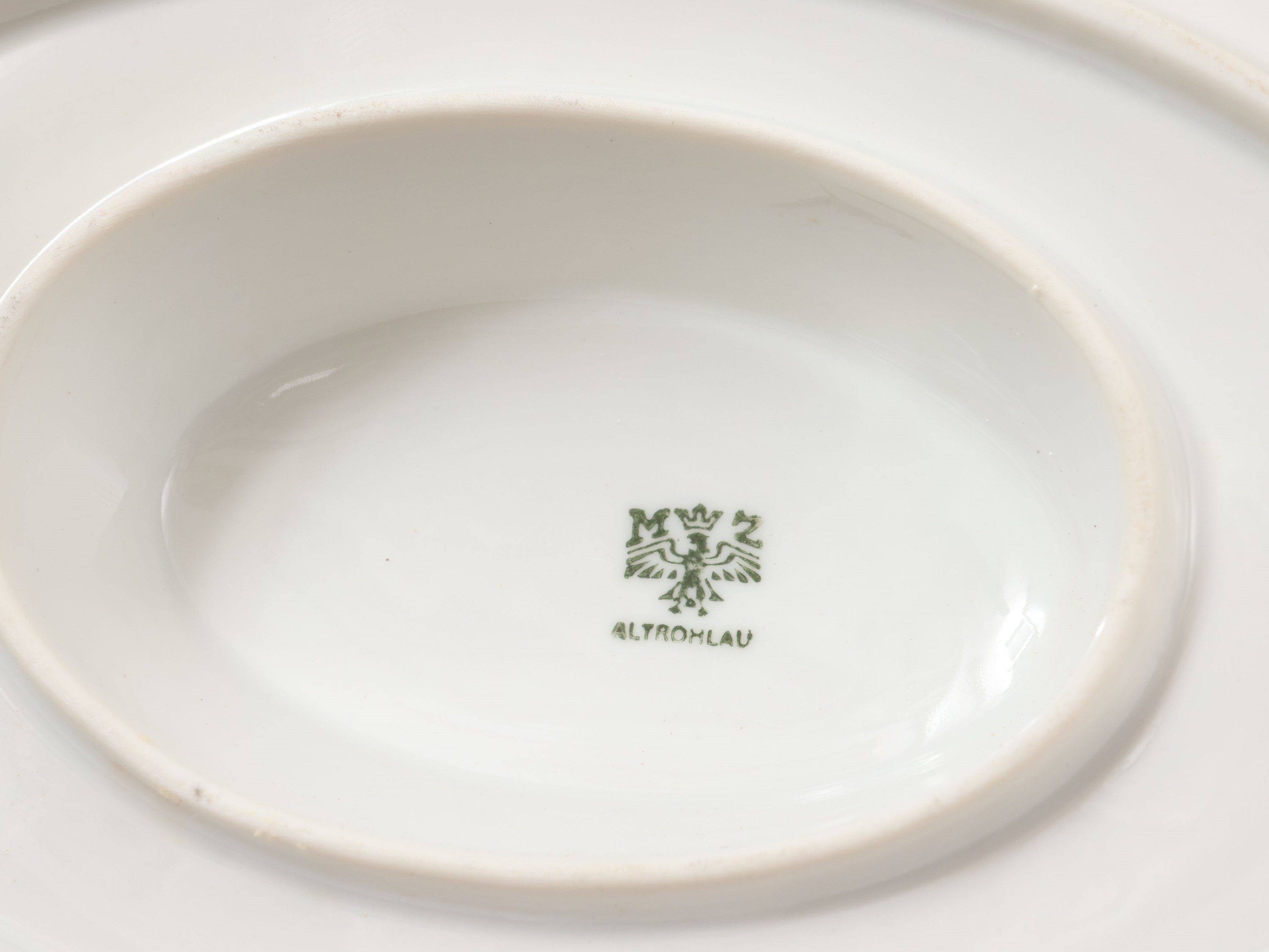 Servizio da tavola in porcellana decorata, composto da piatti e zuppiera