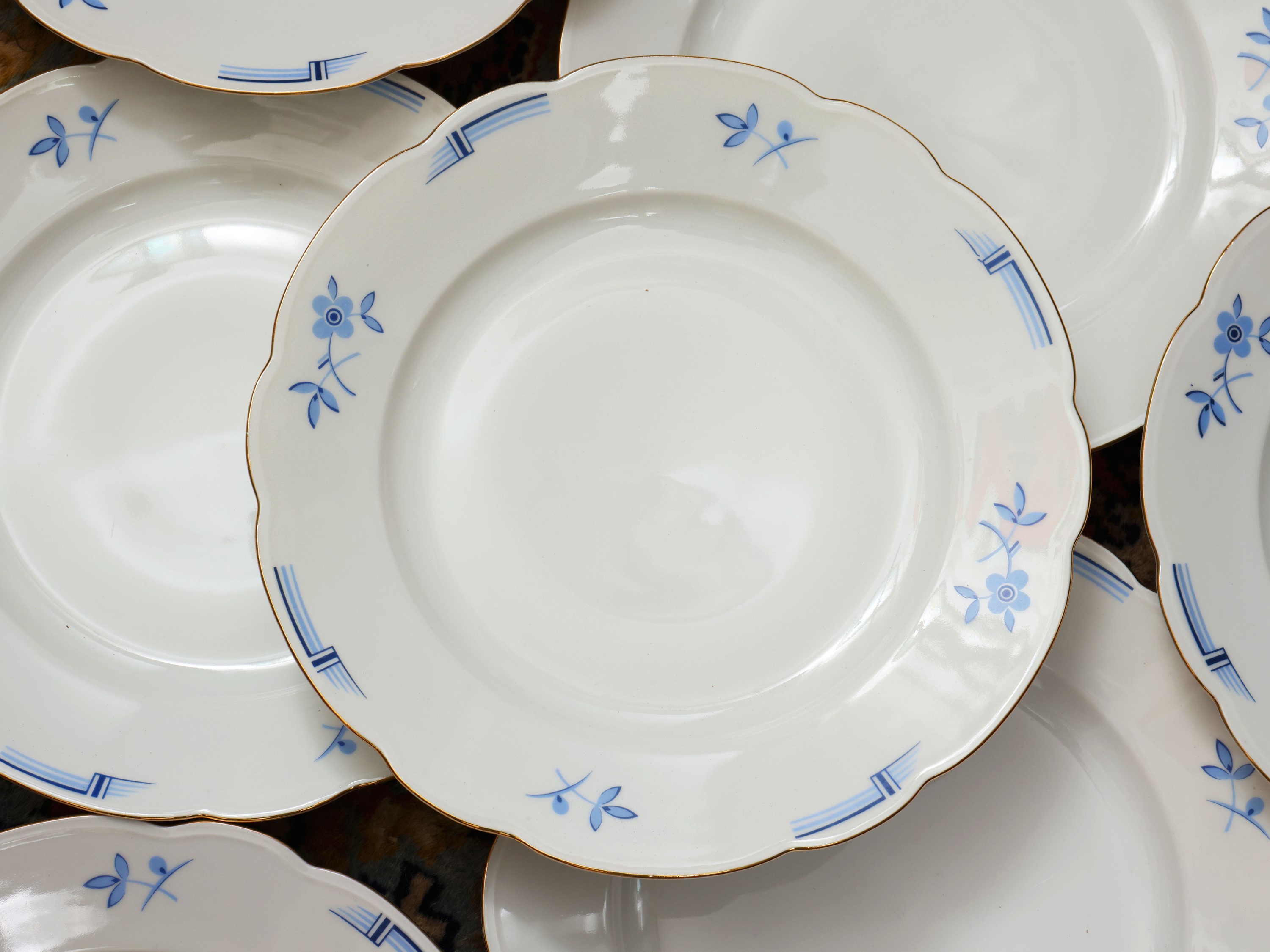 Servizio da tavola in porcellana decorata, composto da piatti e zuppiera