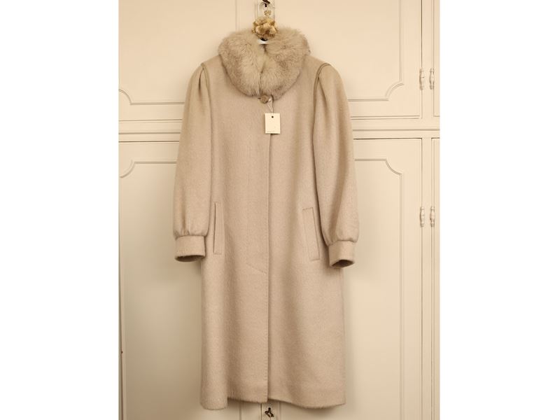 Cappotto bianco in mohair con collo in pelliccia di volpe