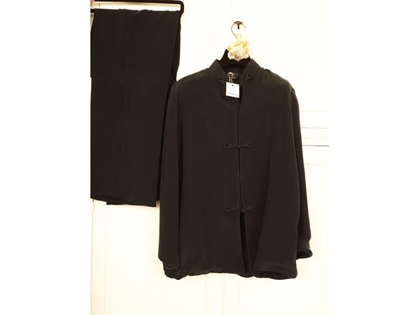 Completo casual in seta nera