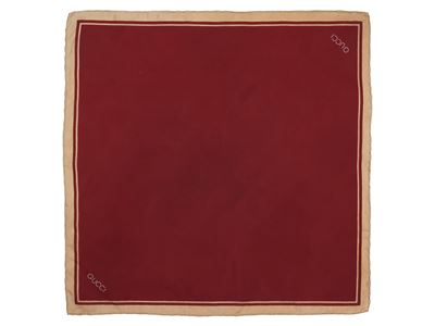 Gucci, Foulard carré in seta rosso ciliegia con cornice beige