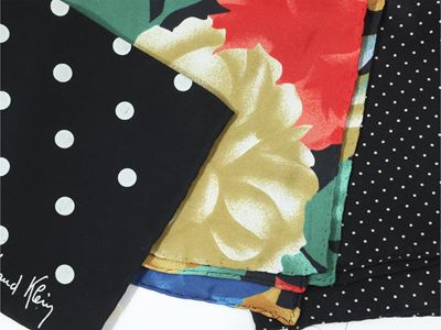 Tre foulard in seta, due neri a pois e uno floreale