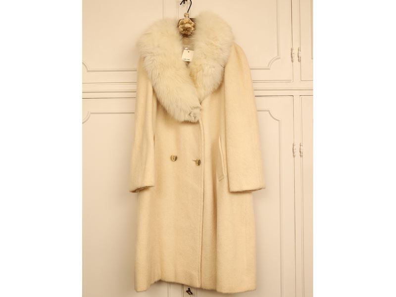 Cappotto bianco con ampio collo in volpe, Moessmer