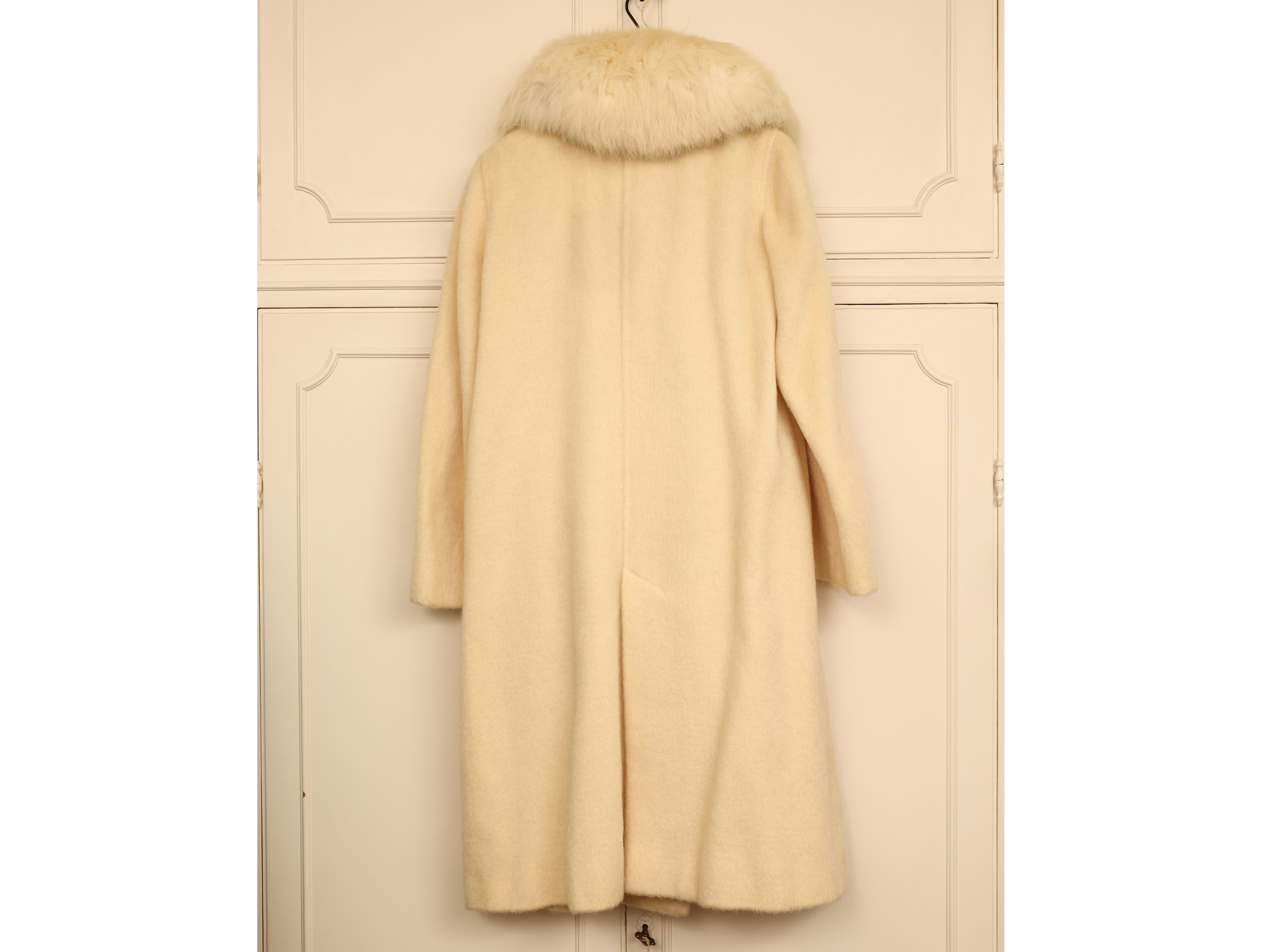 Cappotto bianco con ampio collo in volpe, Moessmer