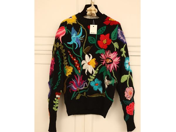 Twin set in lana nera con ricamo floreale