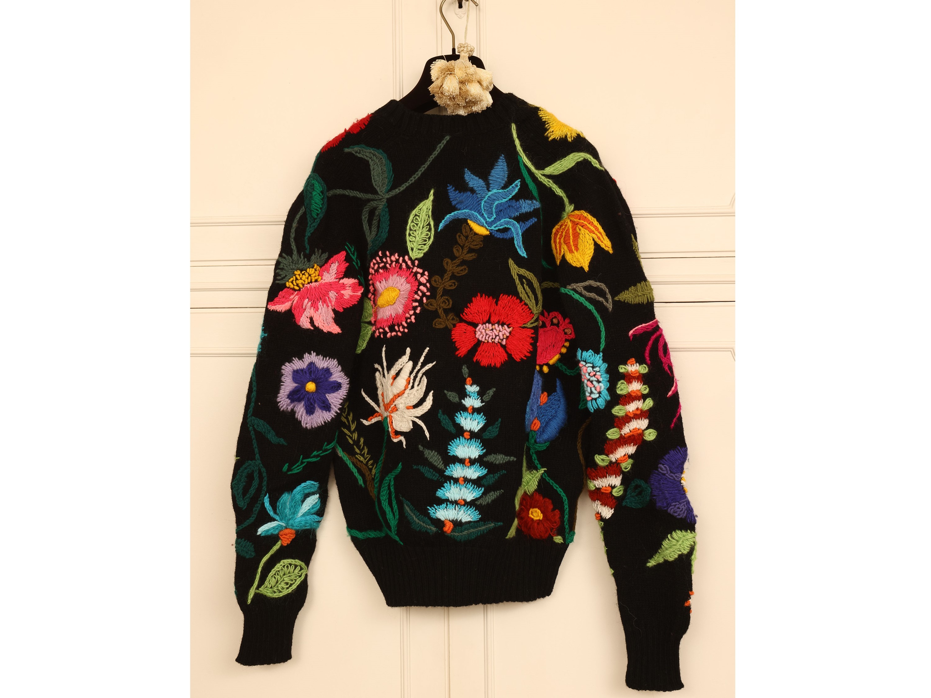 Twin Set in Lana Nera con Ricamo Floreale
