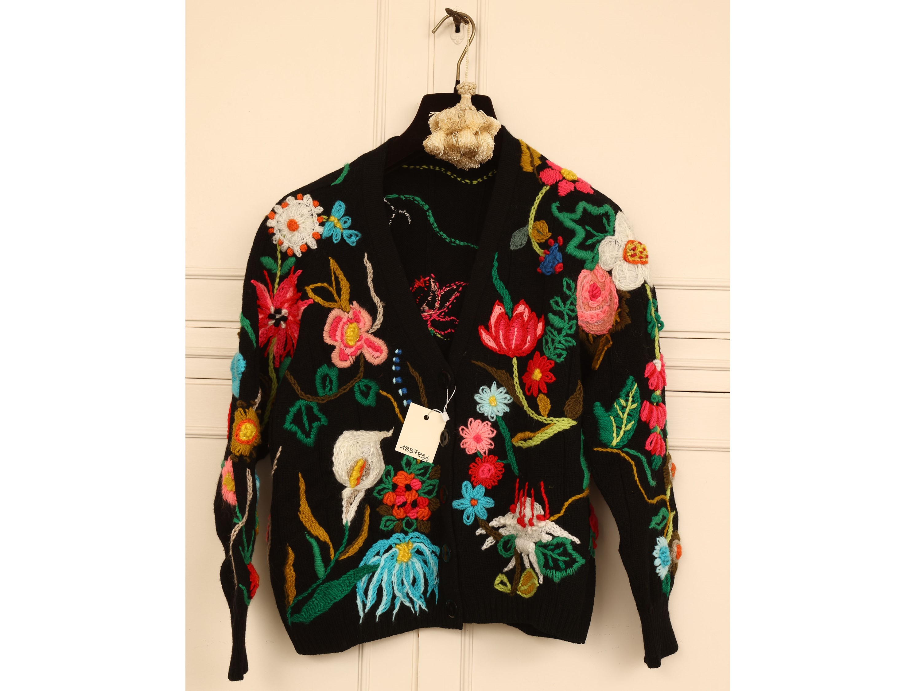 Twin Set in Lana Nera con Ricamo Floreale