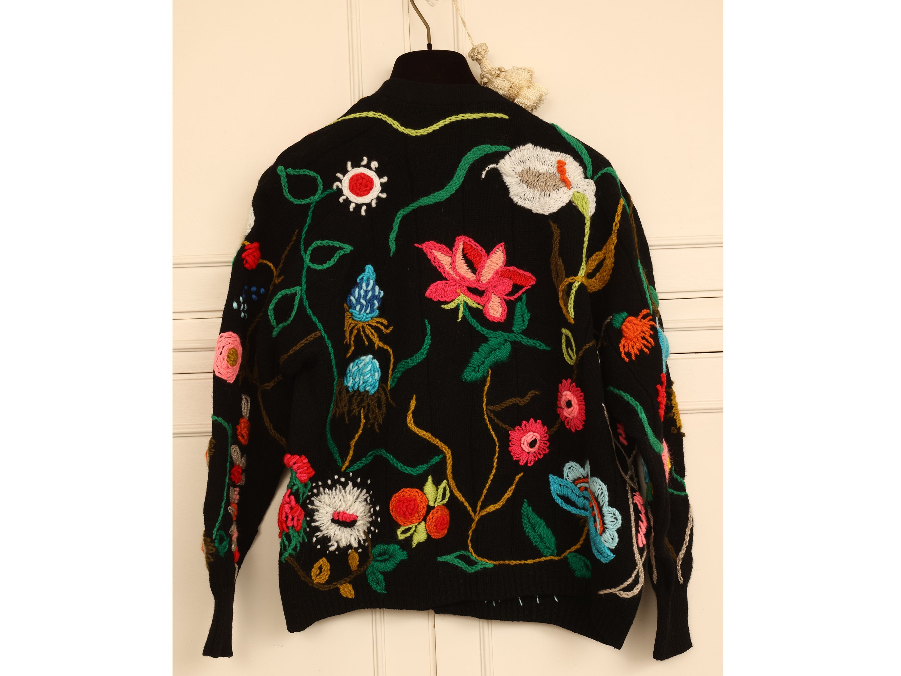 Twin Set in Lana Nera con Ricamo Floreale