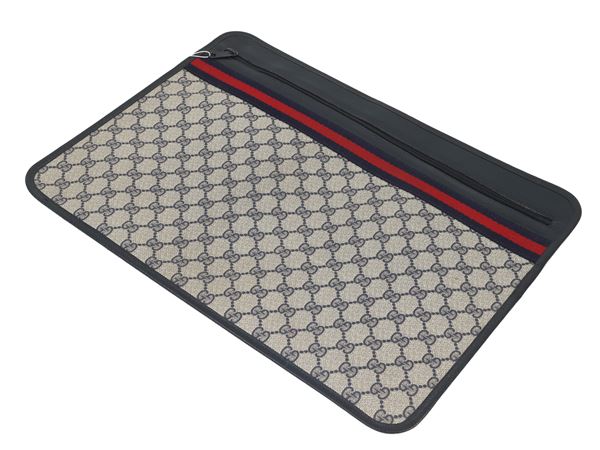 Gucci - Busta portadocumenti in tessuto GG blu  - Asta Guccimania - Maison Bibelot - Casa d'Aste Firenze - Milano