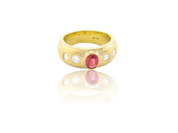 Anello in oro giallo, diamanti e rubino