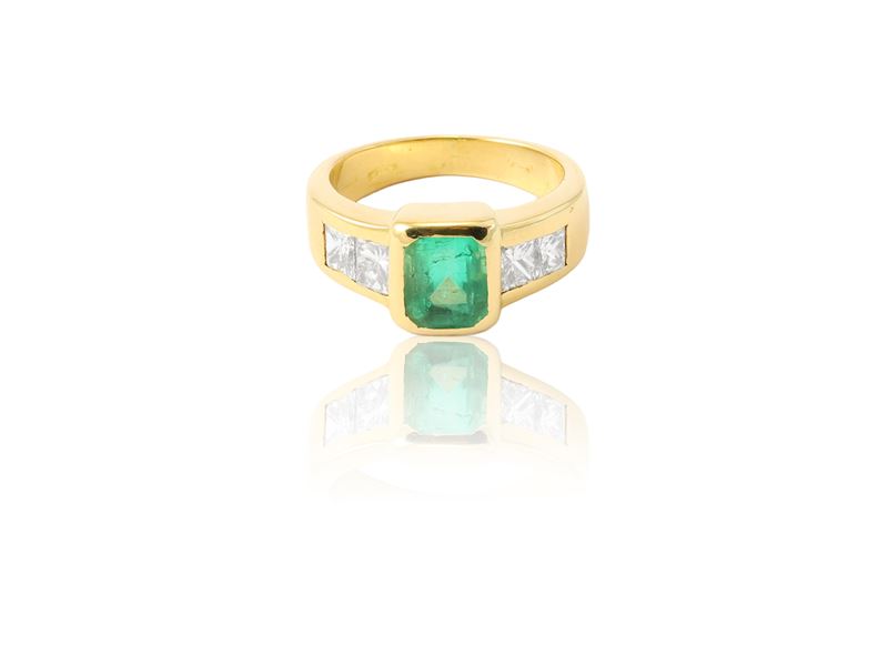 Anello in oro giallo diamanti e smeraldo