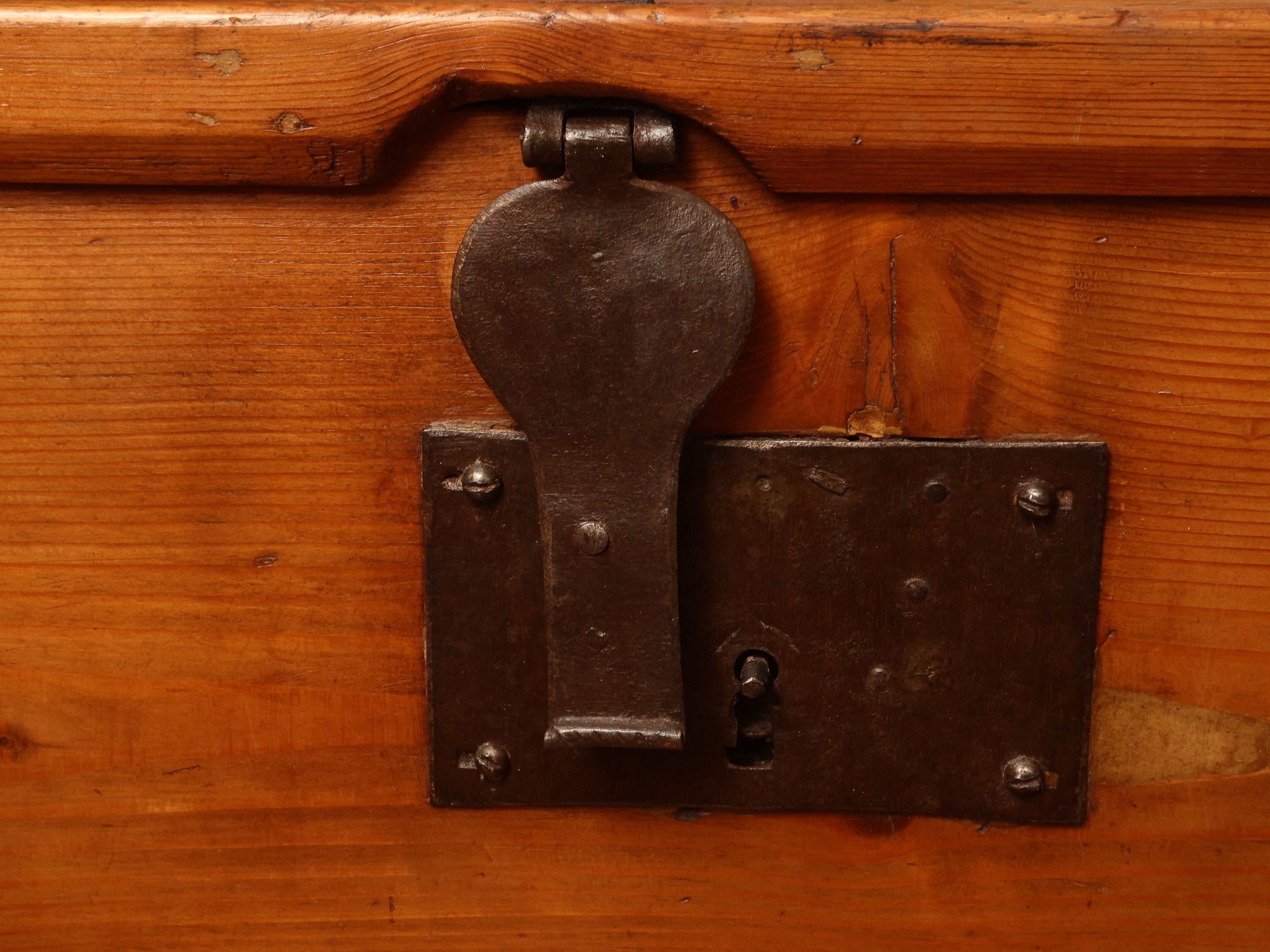 Baule da viaggio in legno tenero, XIX secolo