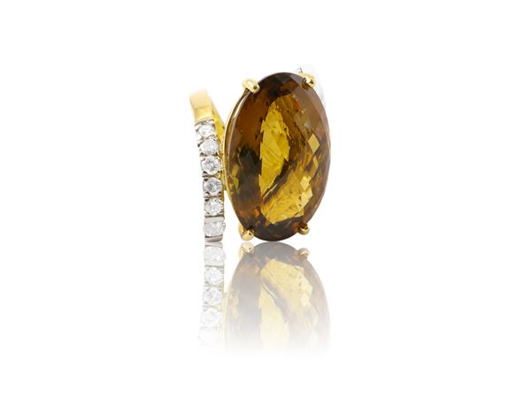 Anello contrariè in oro giallo, quarzo e diamanti
