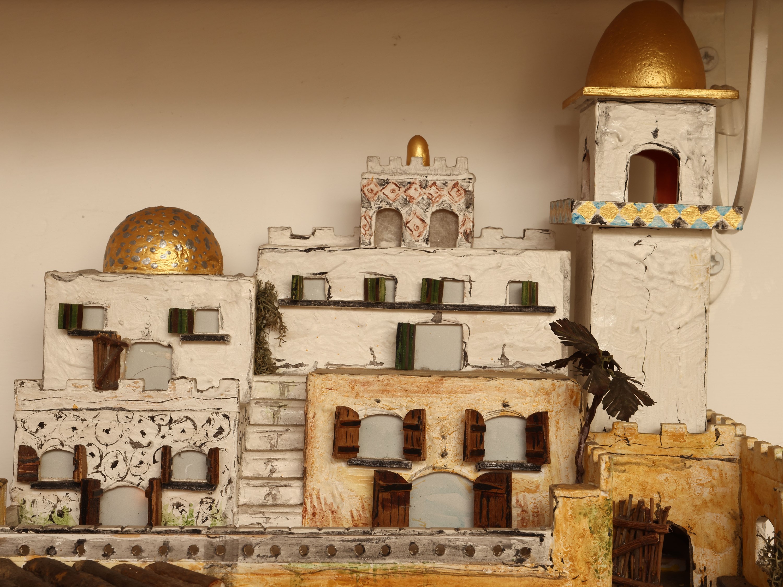 Presepe, scultura in legno con impianto elettrico