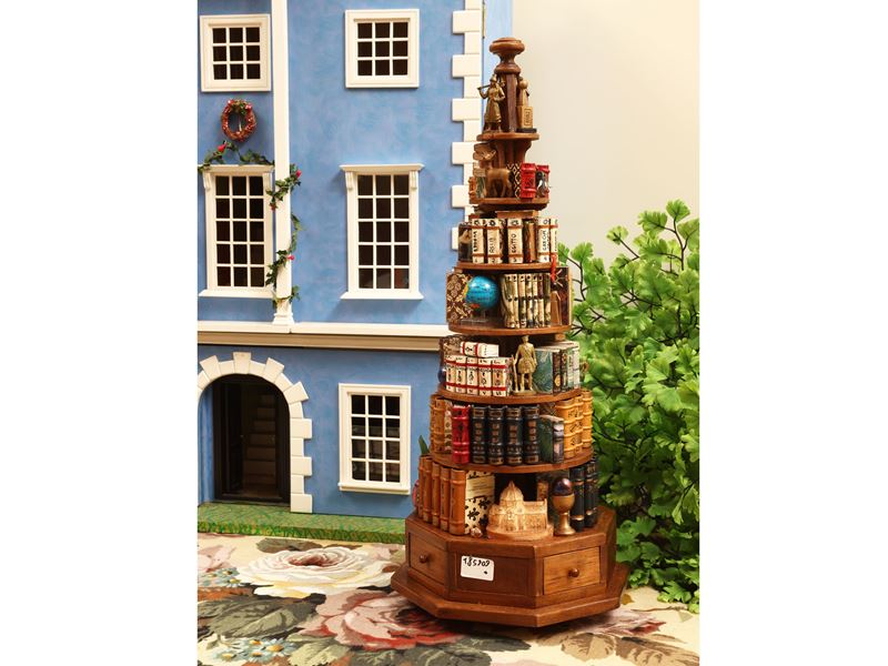 Libreria a piramide in miniatura