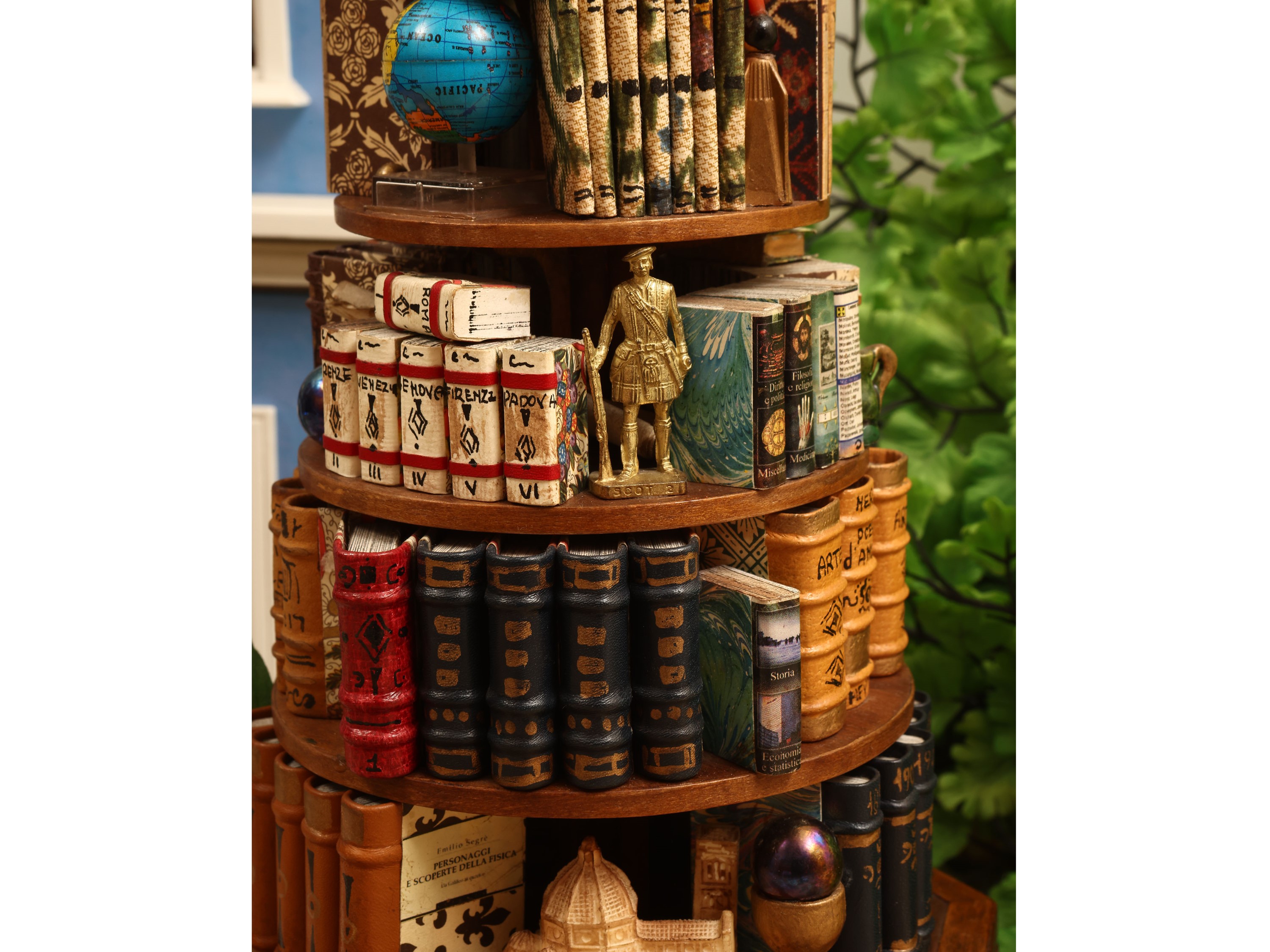 Libreria a piramide in miniatura