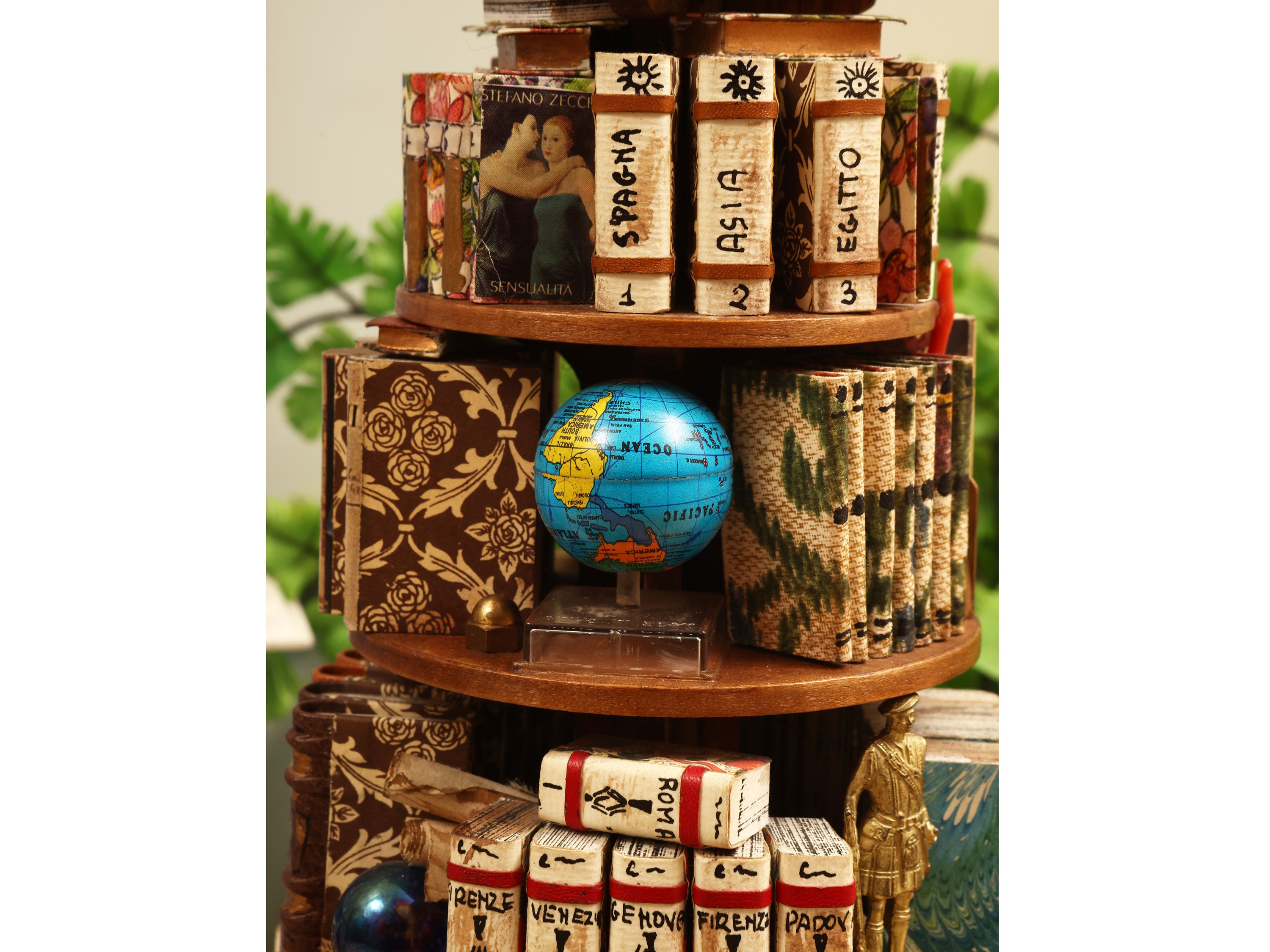 Libreria a piramide in miniatura