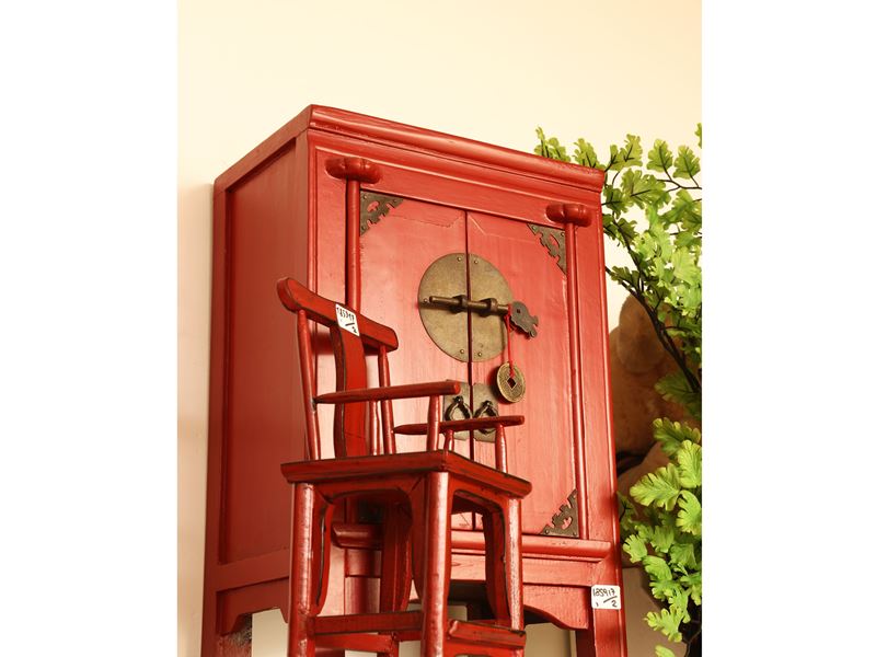 Due miniature in legno laccato rosso