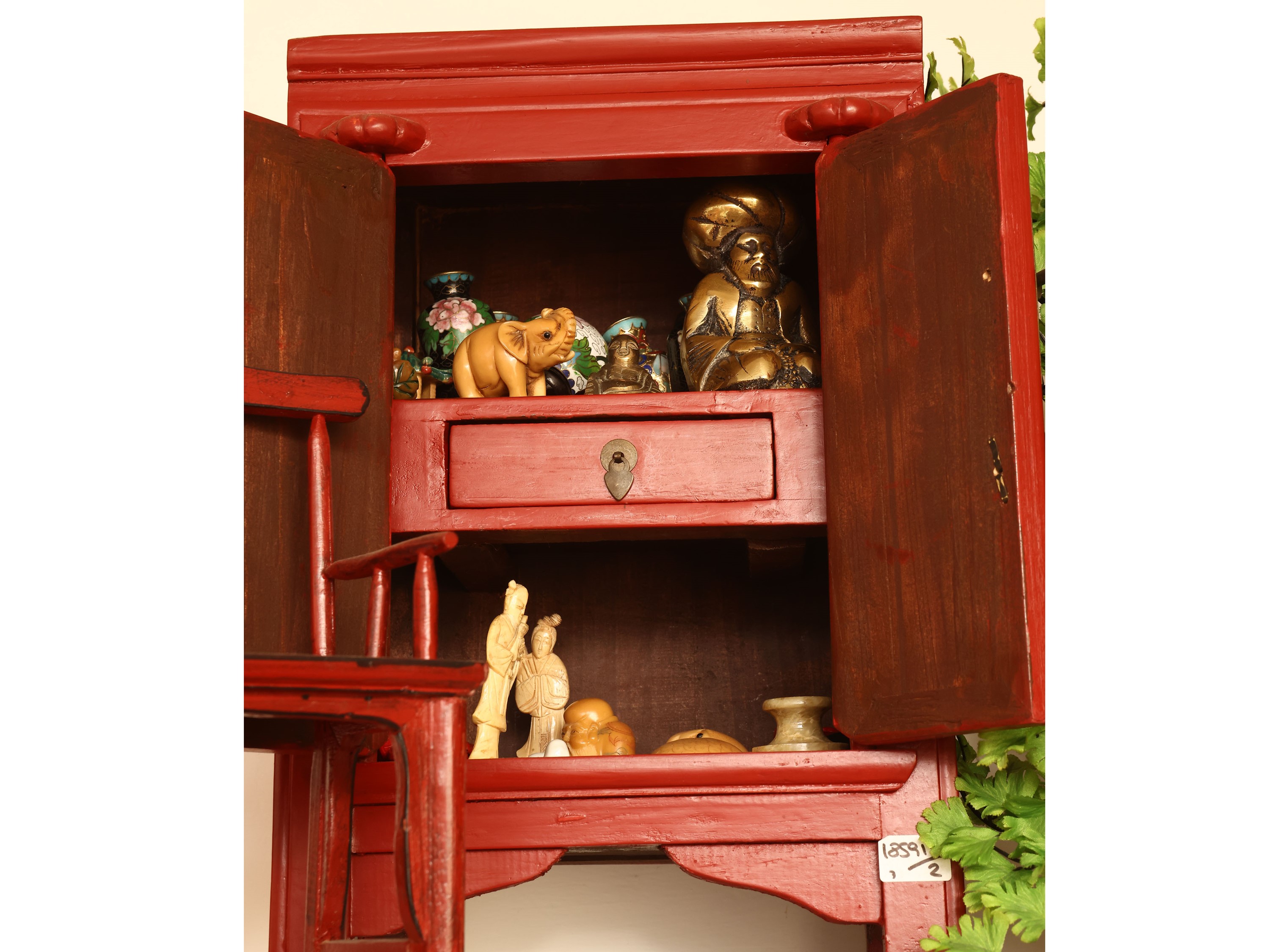 Due miniature in legno laccato rosso