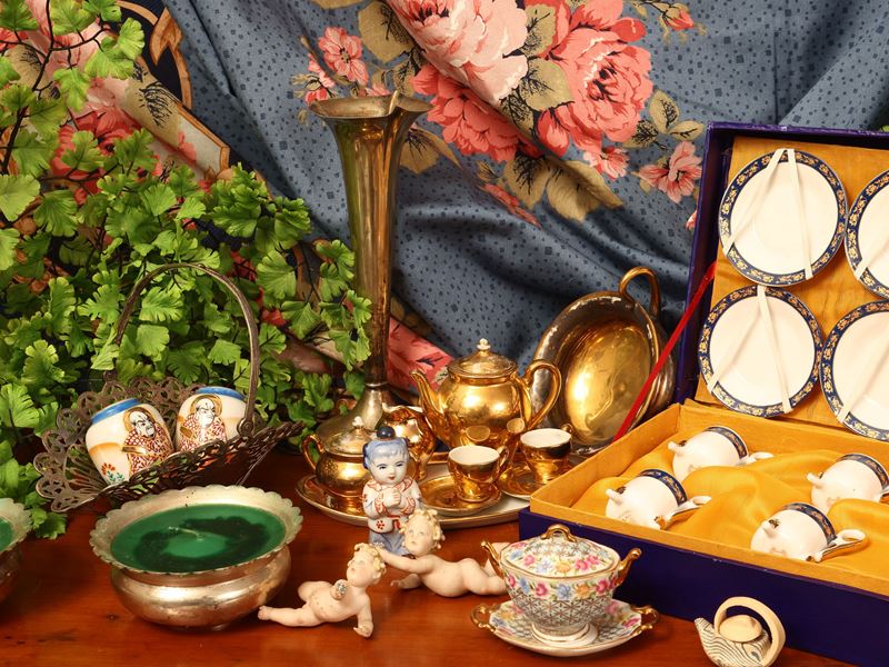 Miscellanea di curiosità, collezione di accessori e soprammobili in ceramica e vetro