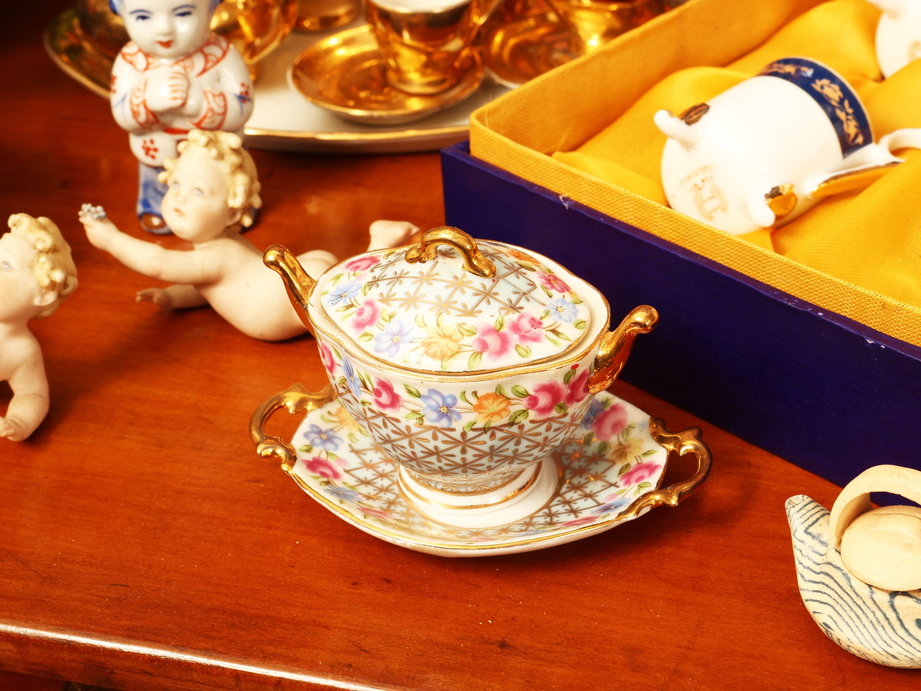 Miscellanea di curiosità, collezione di accessori e soprammobili in ceramica e vetro