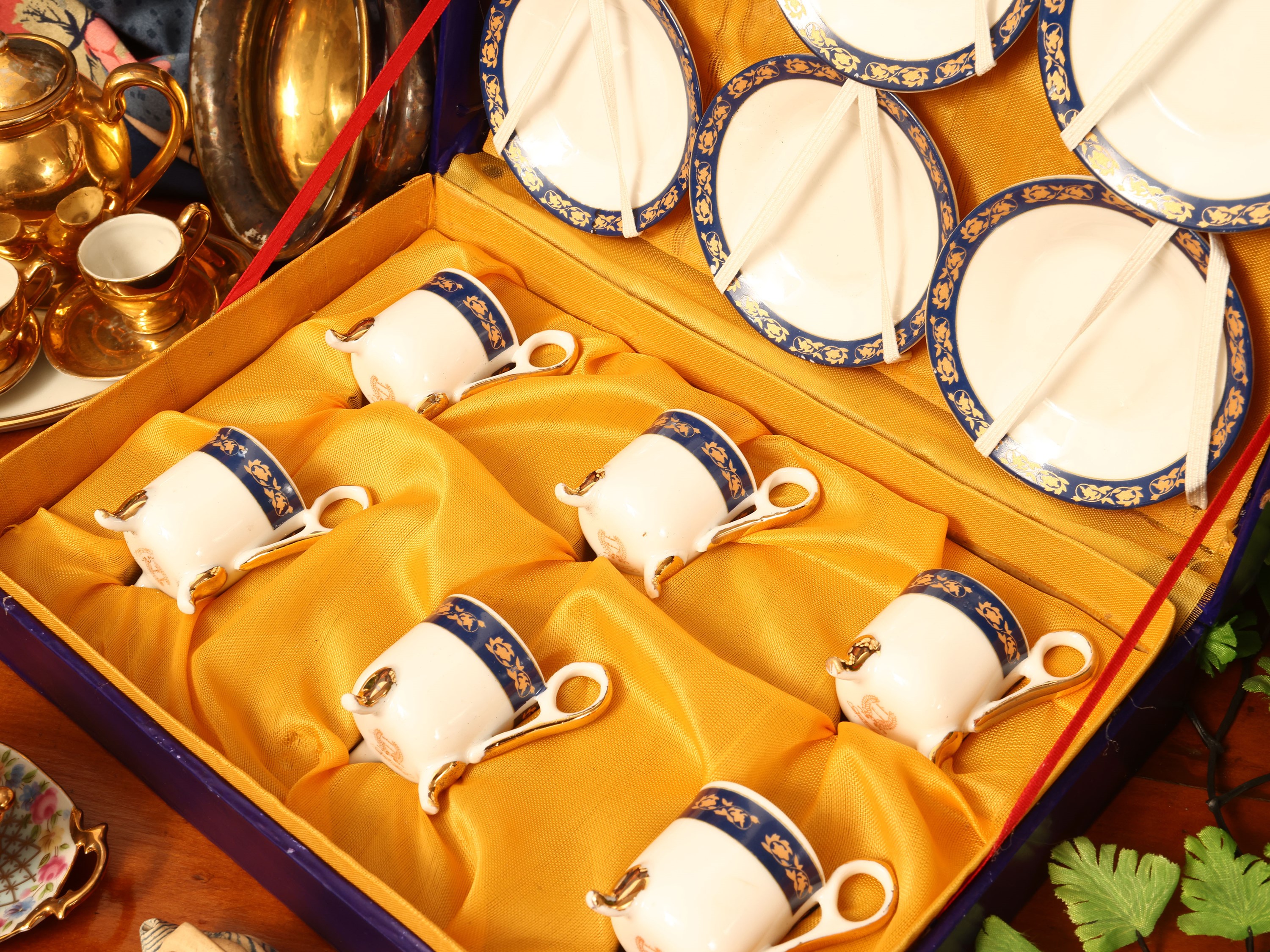 Miscellanea di curiosità, collezione di accessori e soprammobili in ceramica e vetro
