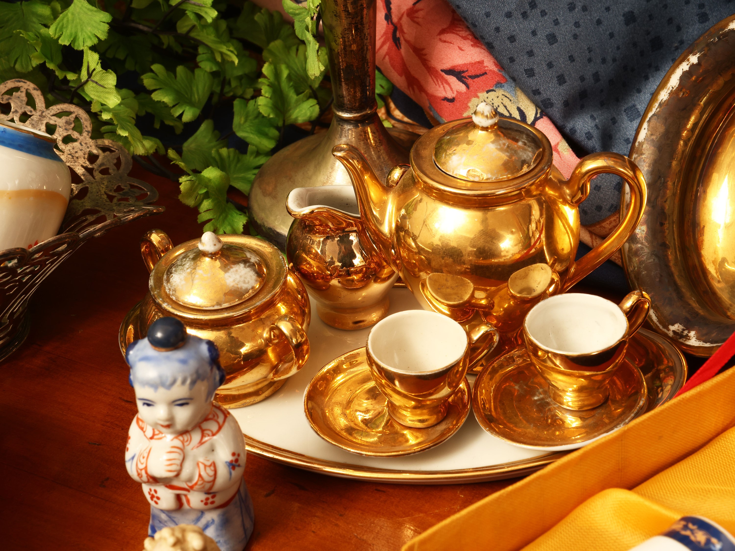 Miscellanea di curiosità, collezione di accessori e soprammobili in ceramica e vetro