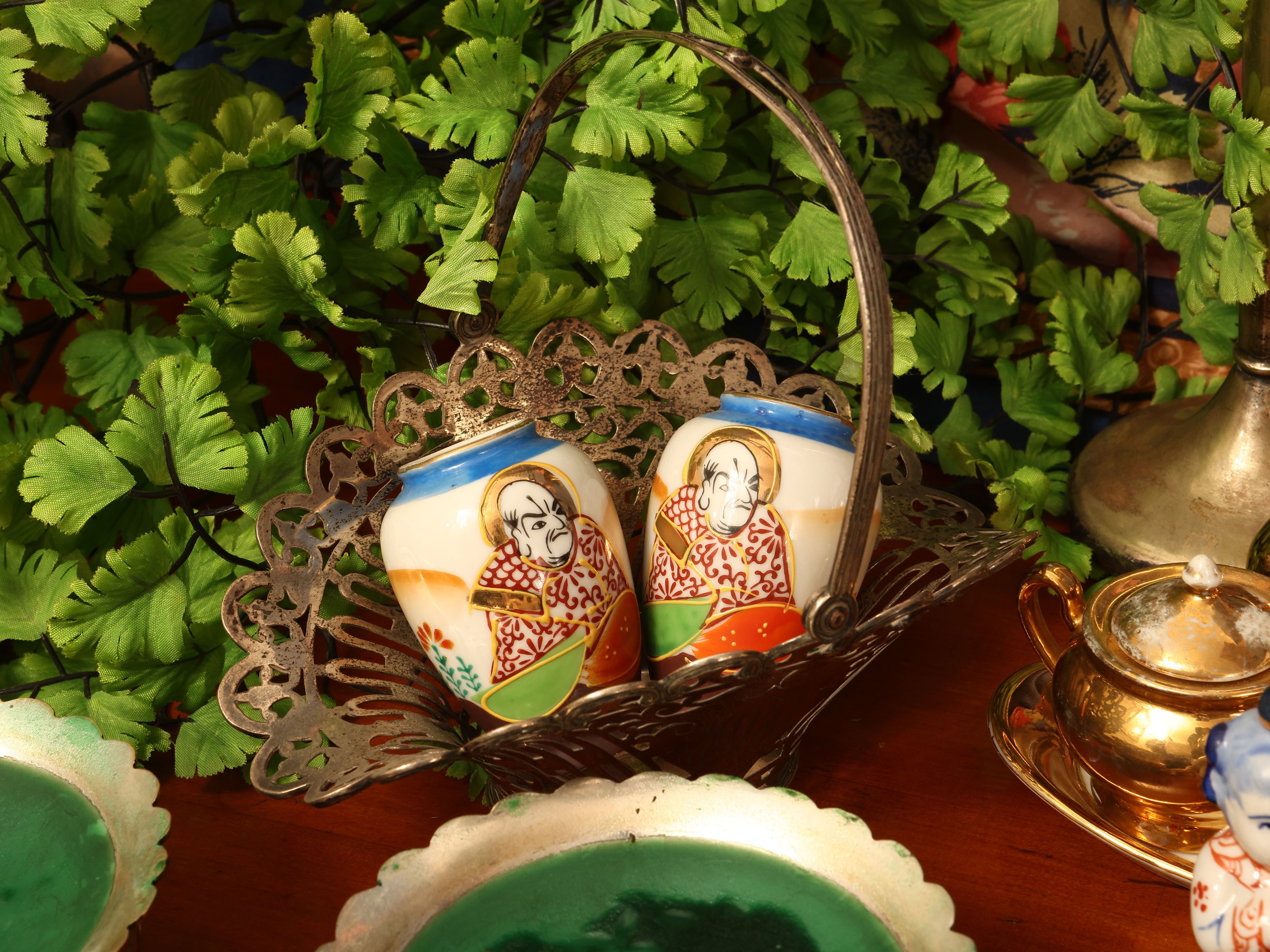 Miscellanea di curiosità, collezione di accessori e soprammobili in ceramica e vetro