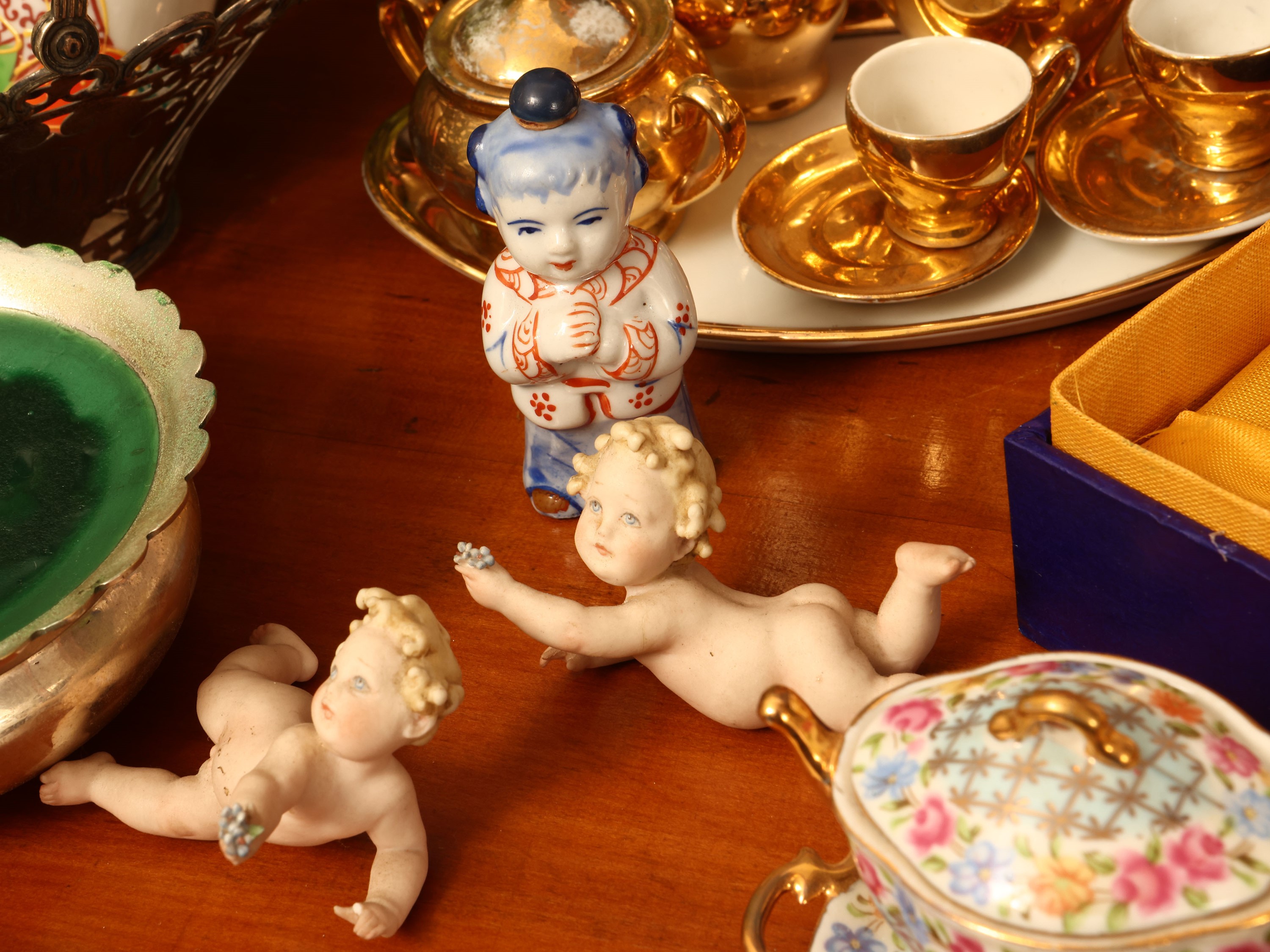 Miscellanea di curiosità, collezione di accessori e soprammobili in ceramica e vetro