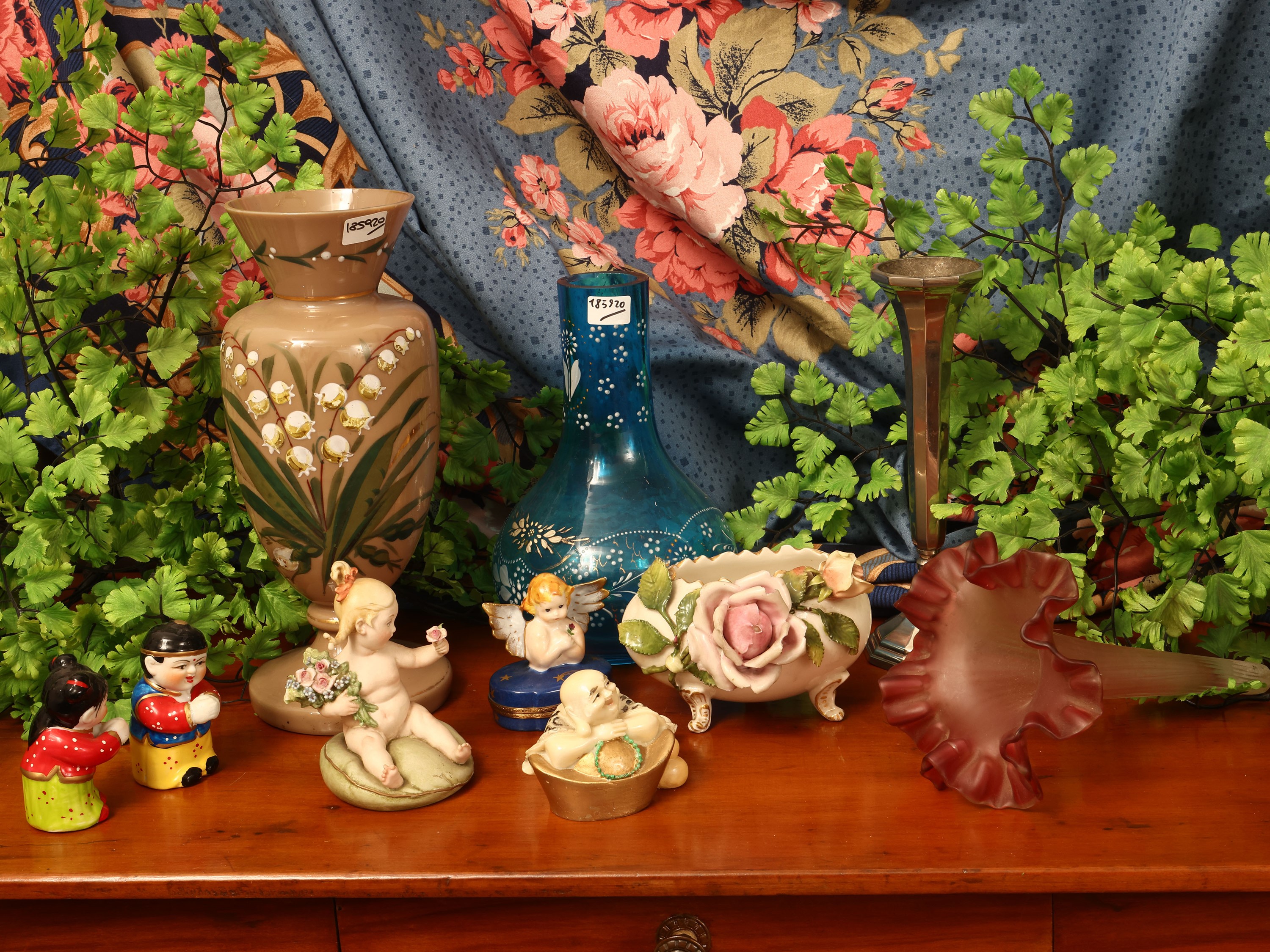 Miscellanea di curiosità, collezione di accessori e soprammobili in ceramica e vetro