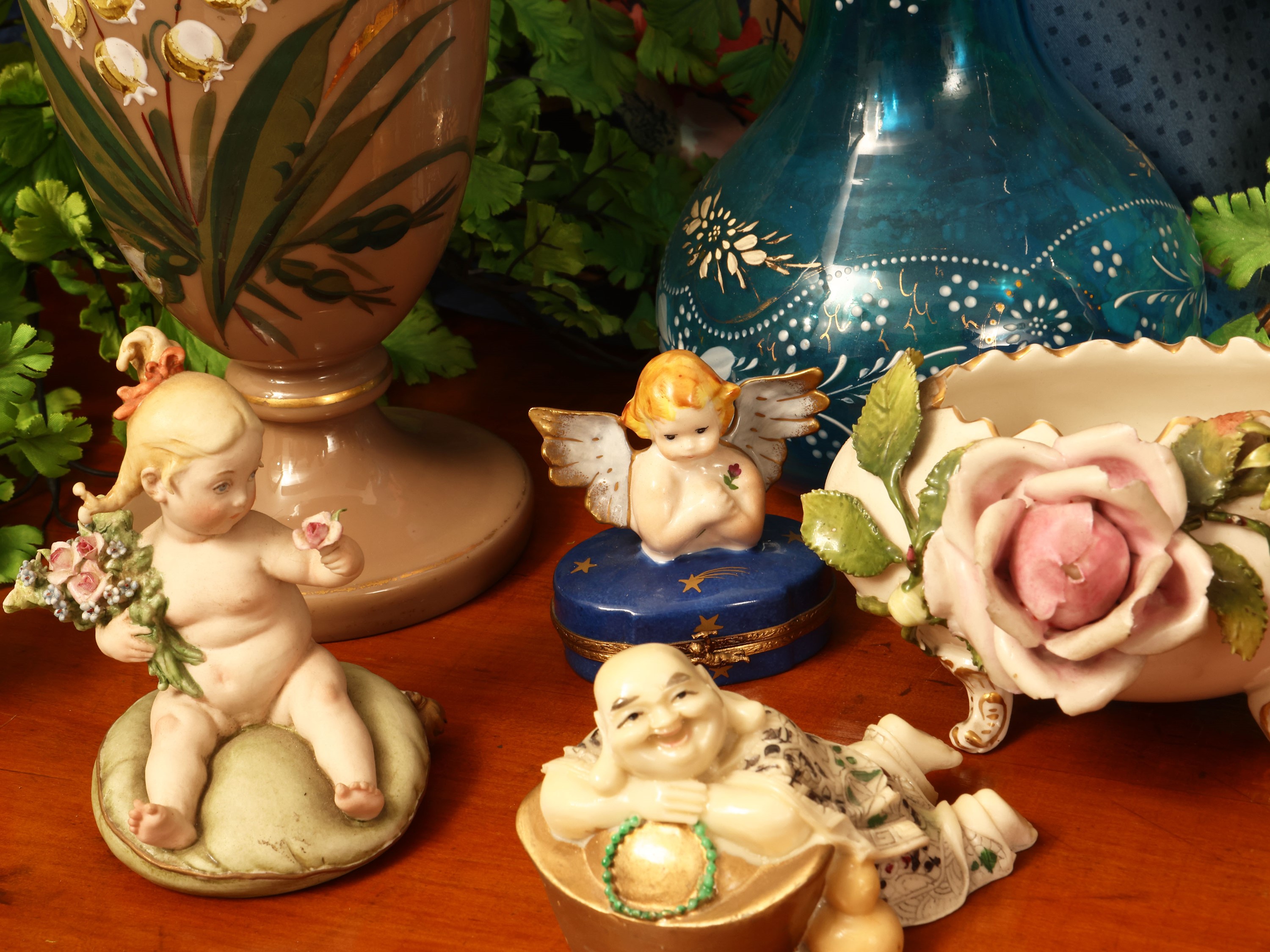 Miscellanea di curiosità, collezione di accessori e soprammobili in ceramica e vetro