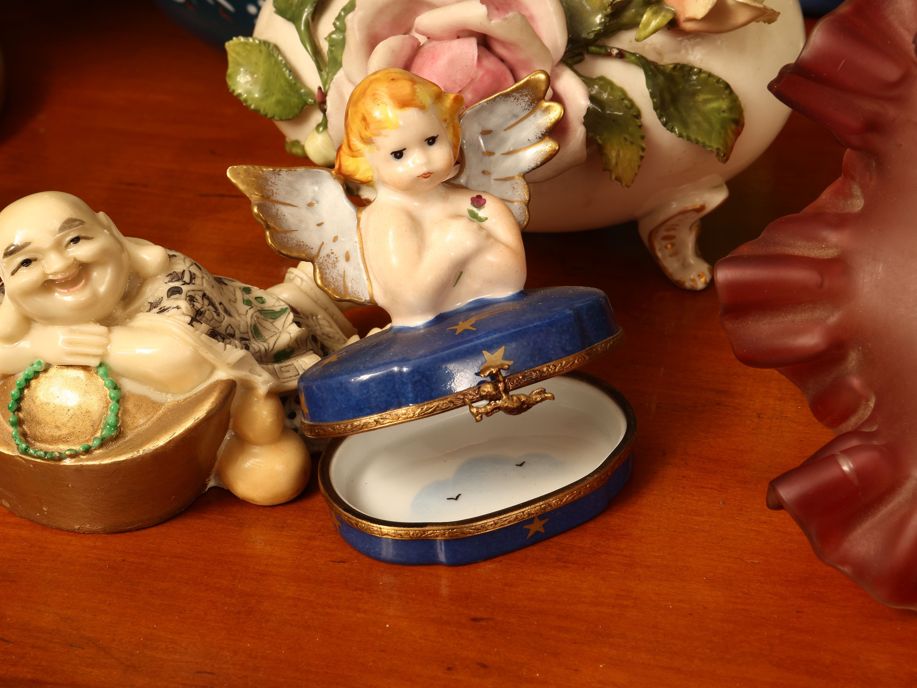 Miscellanea di curiosità, collezione di accessori e soprammobili in ceramica e vetro