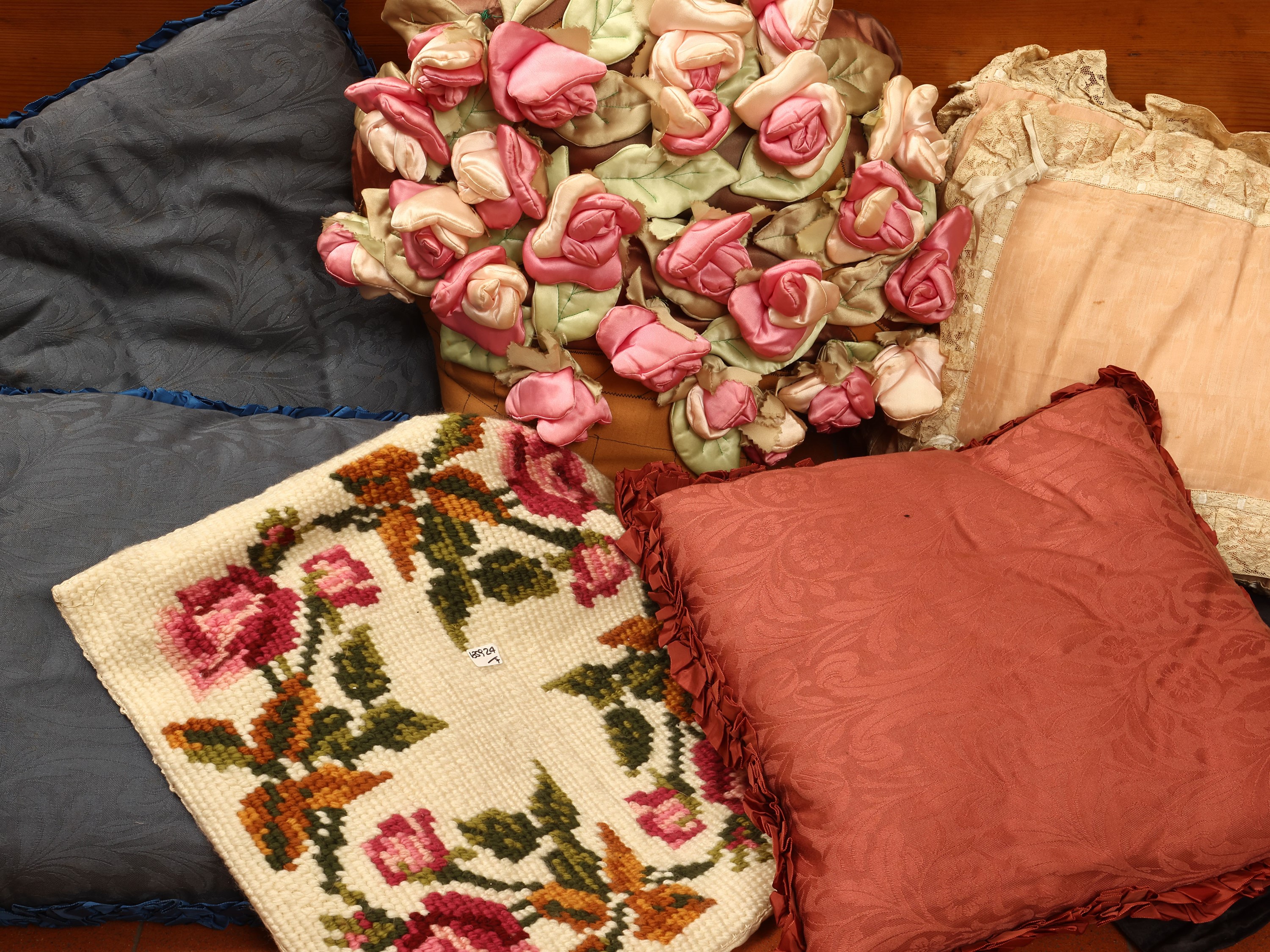 Assortimento di cuscini decorativi, vari materiali e tecniche