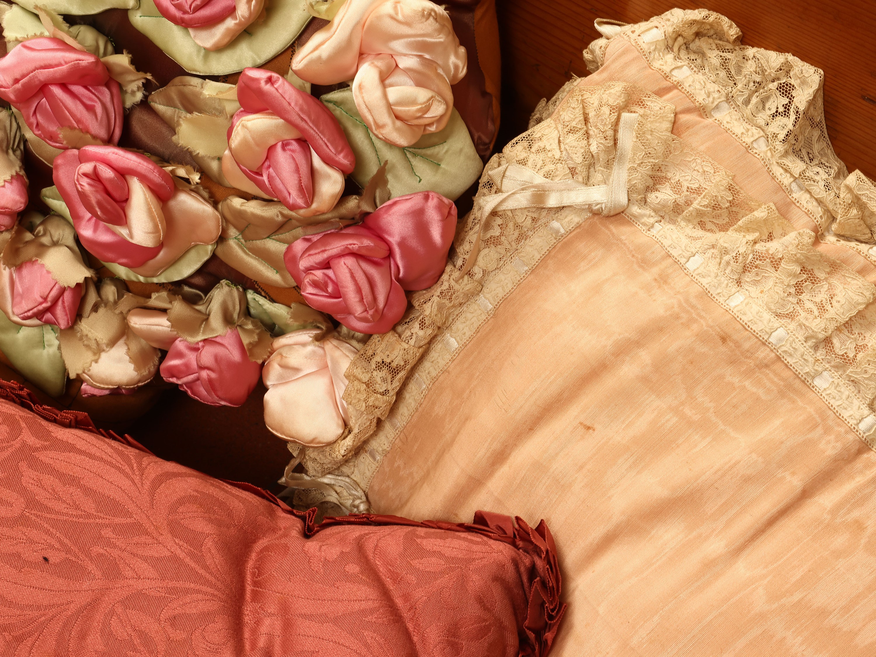 Assortimento di cuscini decorativi, vari materiali e tecniche