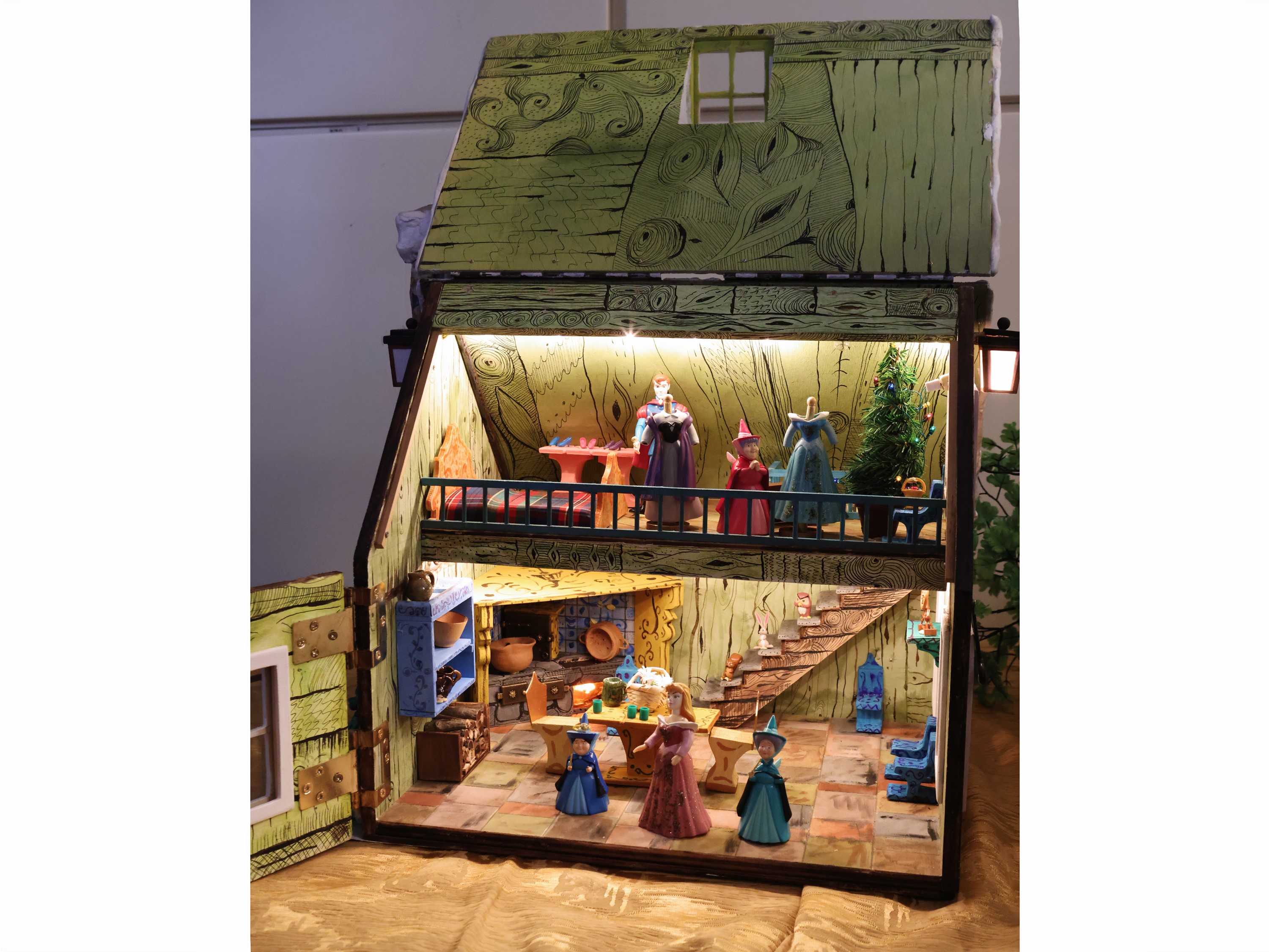 Opera artigianale in legno dipinto, La Casa di Cenerentola