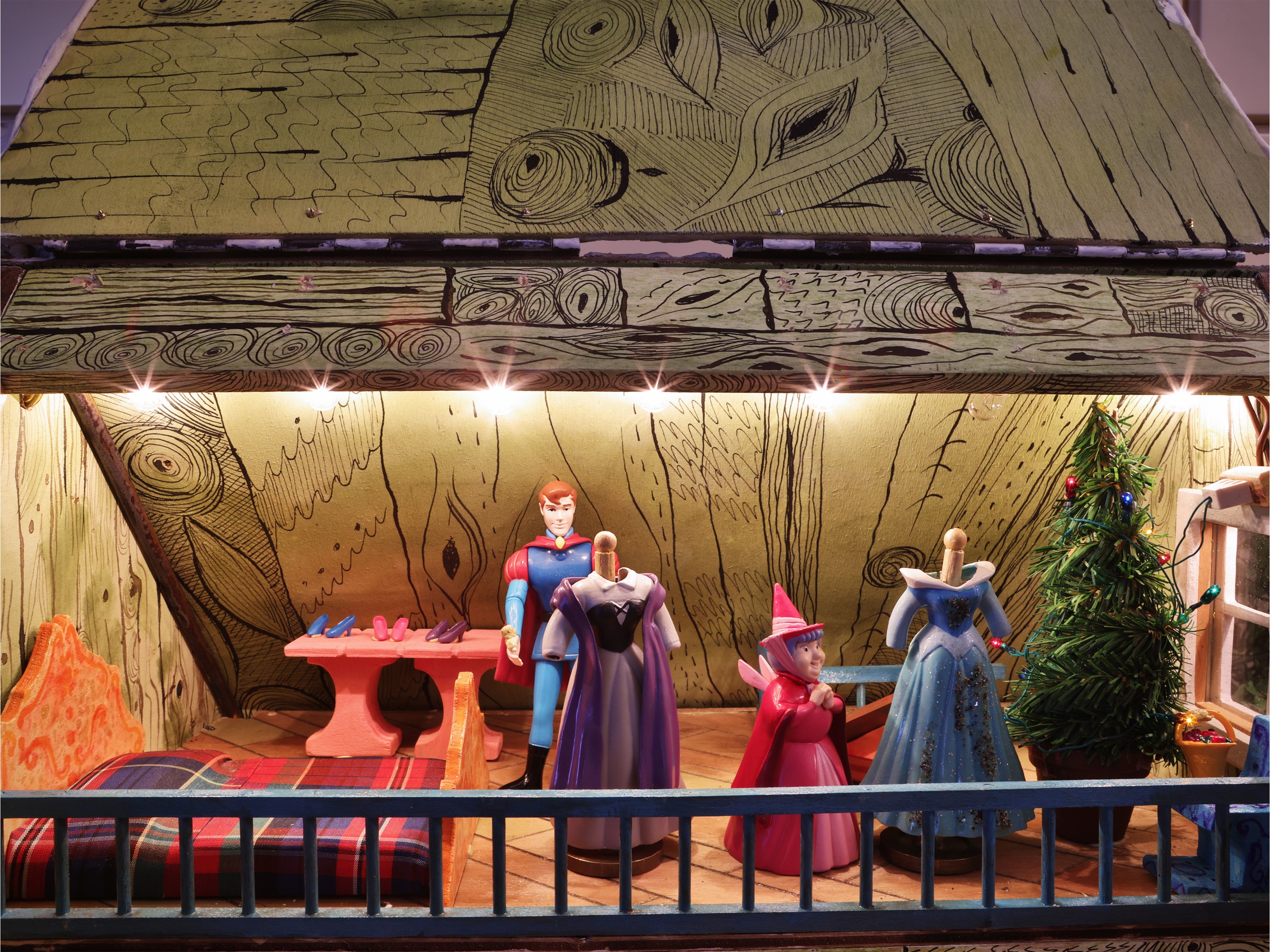 Opera artigianale in legno dipinto, La Casa di Cenerentola