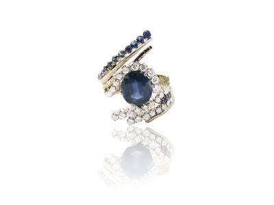 Anello contrariè in oro bianco con diamanti e zaffiro ovale