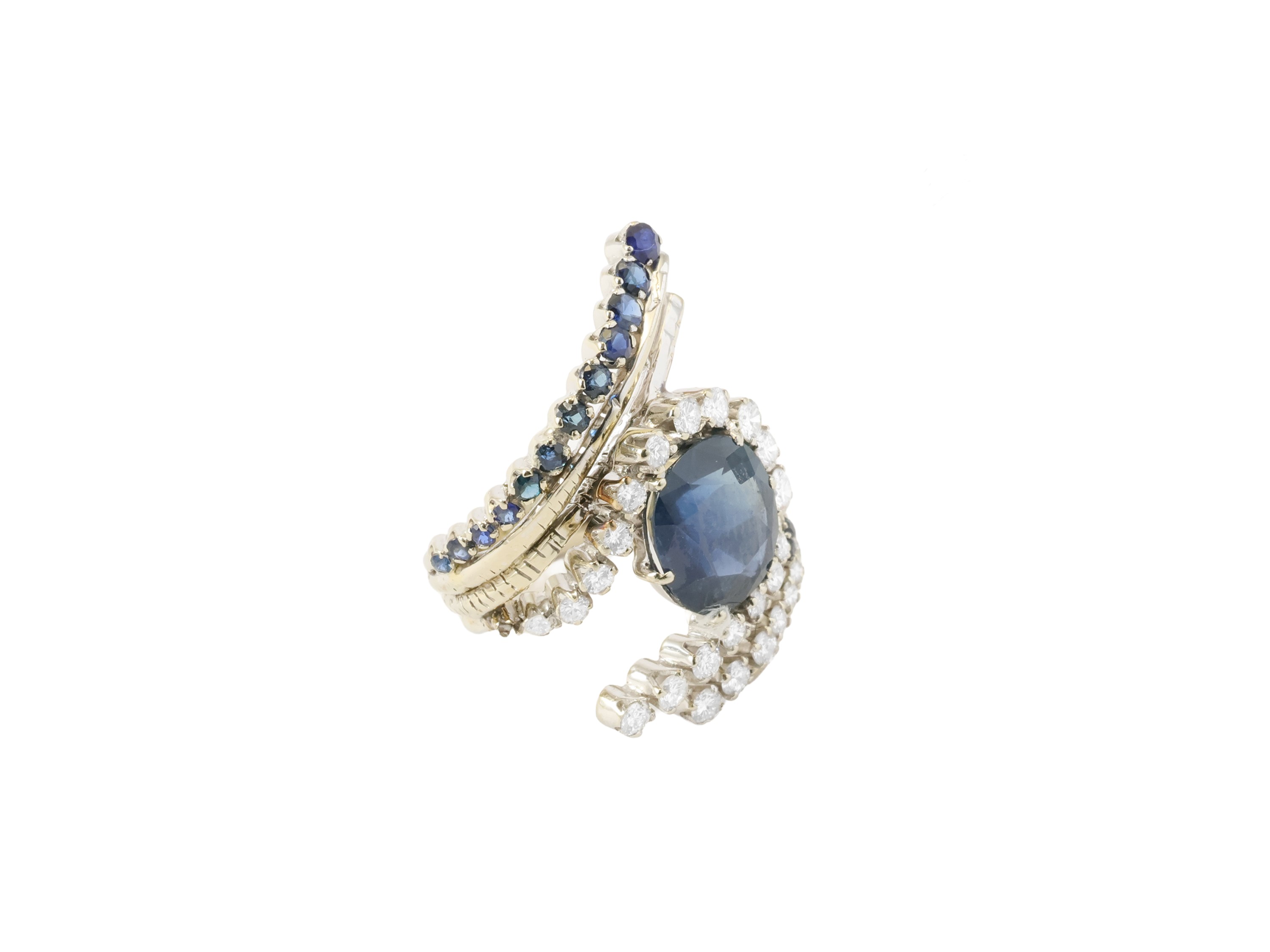 Anello contrariè in oro bianco con diamanti e zaffiro ovale