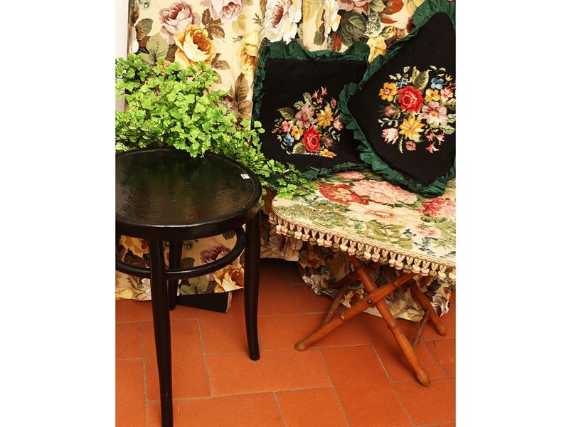 Complementi di arredo, Sgabello in legno laccato, Tavolino con piano in tessuto fiorito e coppia ...