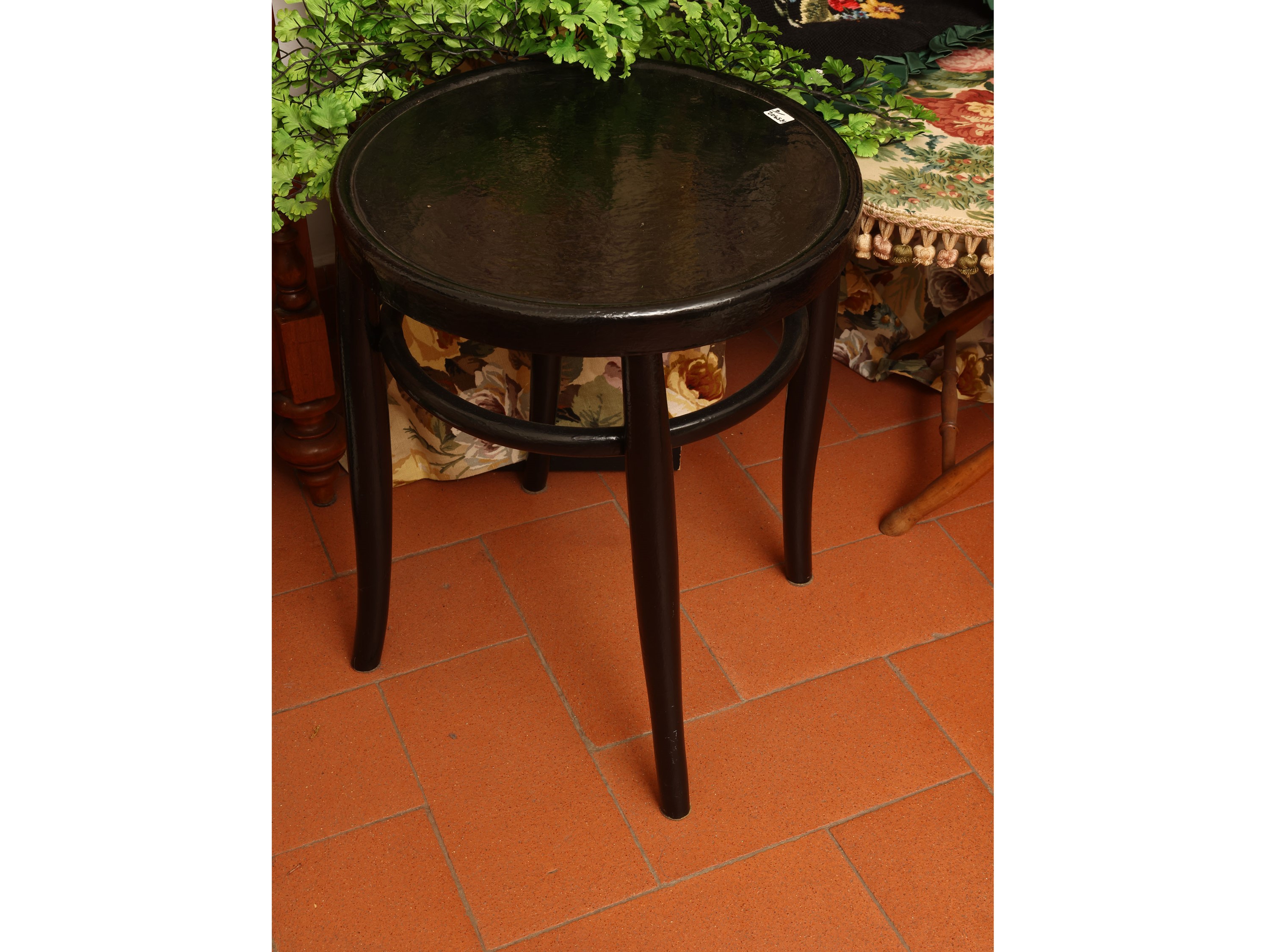 Complementi di arredo, Sgabello in legno laccato, Tavolino con piano in tessuto fiorito e coppia ...