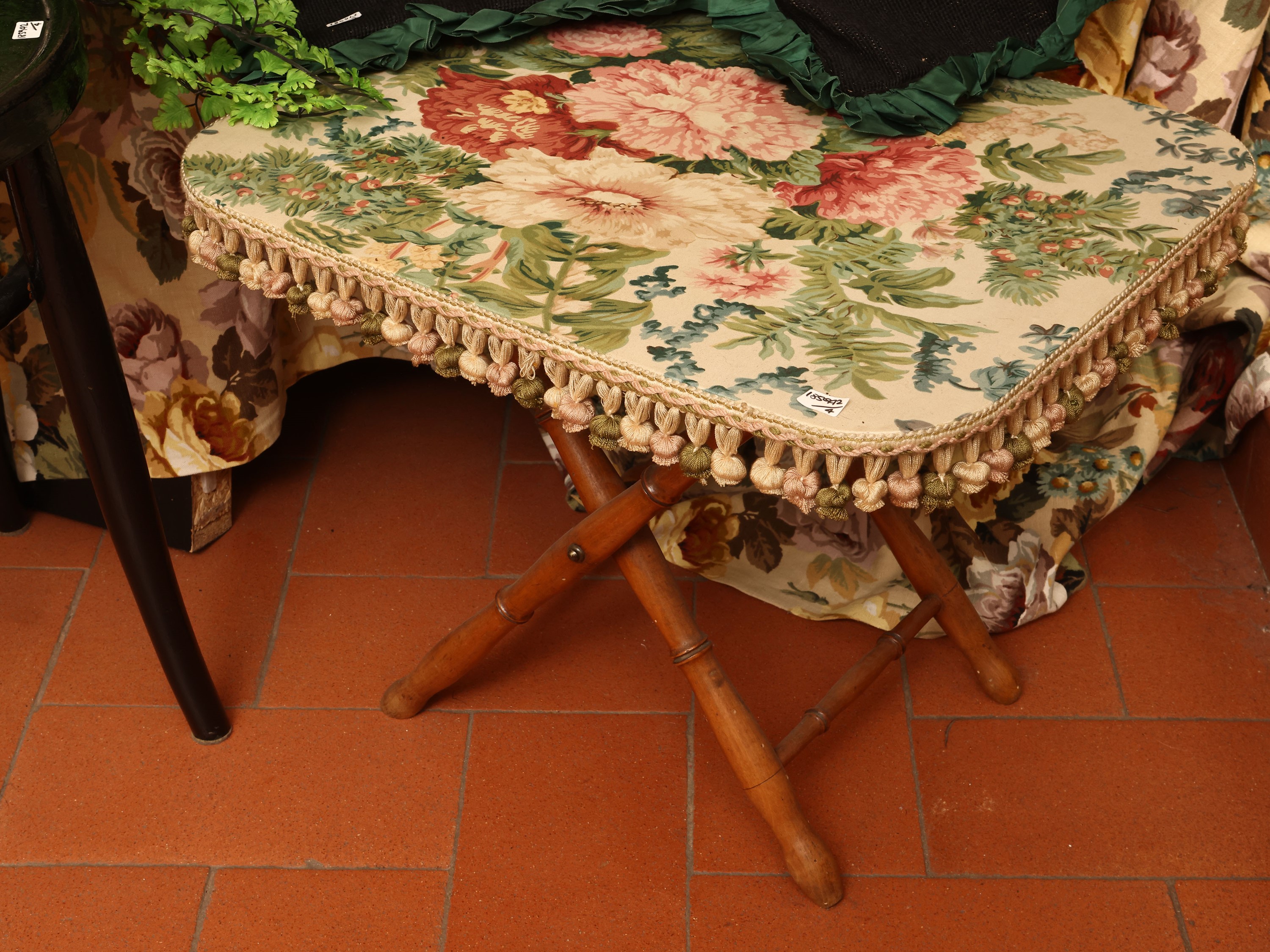 Complementi di arredo, Sgabello in legno laccato, Tavolino con piano in tessuto fiorito e coppia ...
