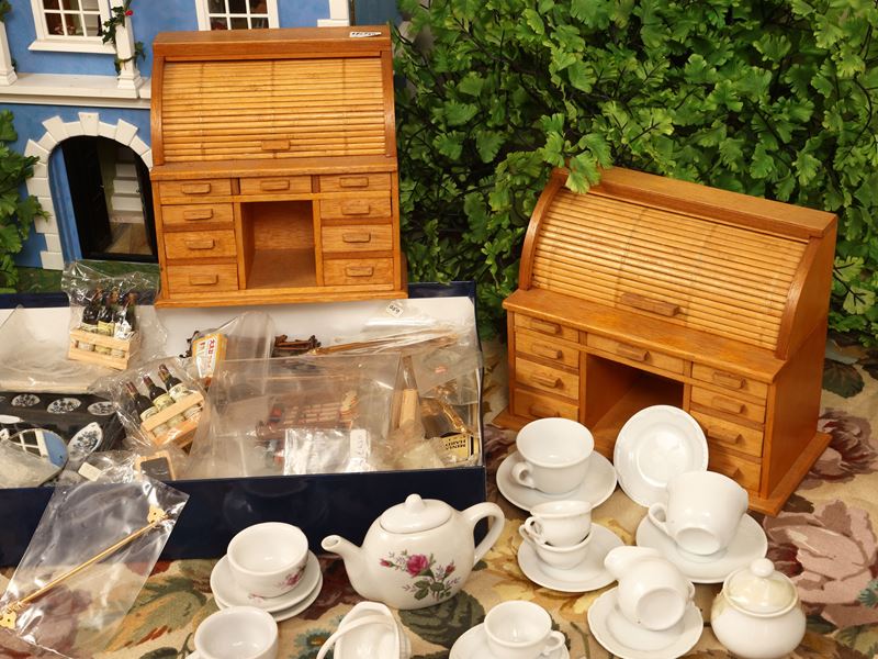 Assortimento di accessori in miniatura per case di bambola, incluso scrittoio a rullo