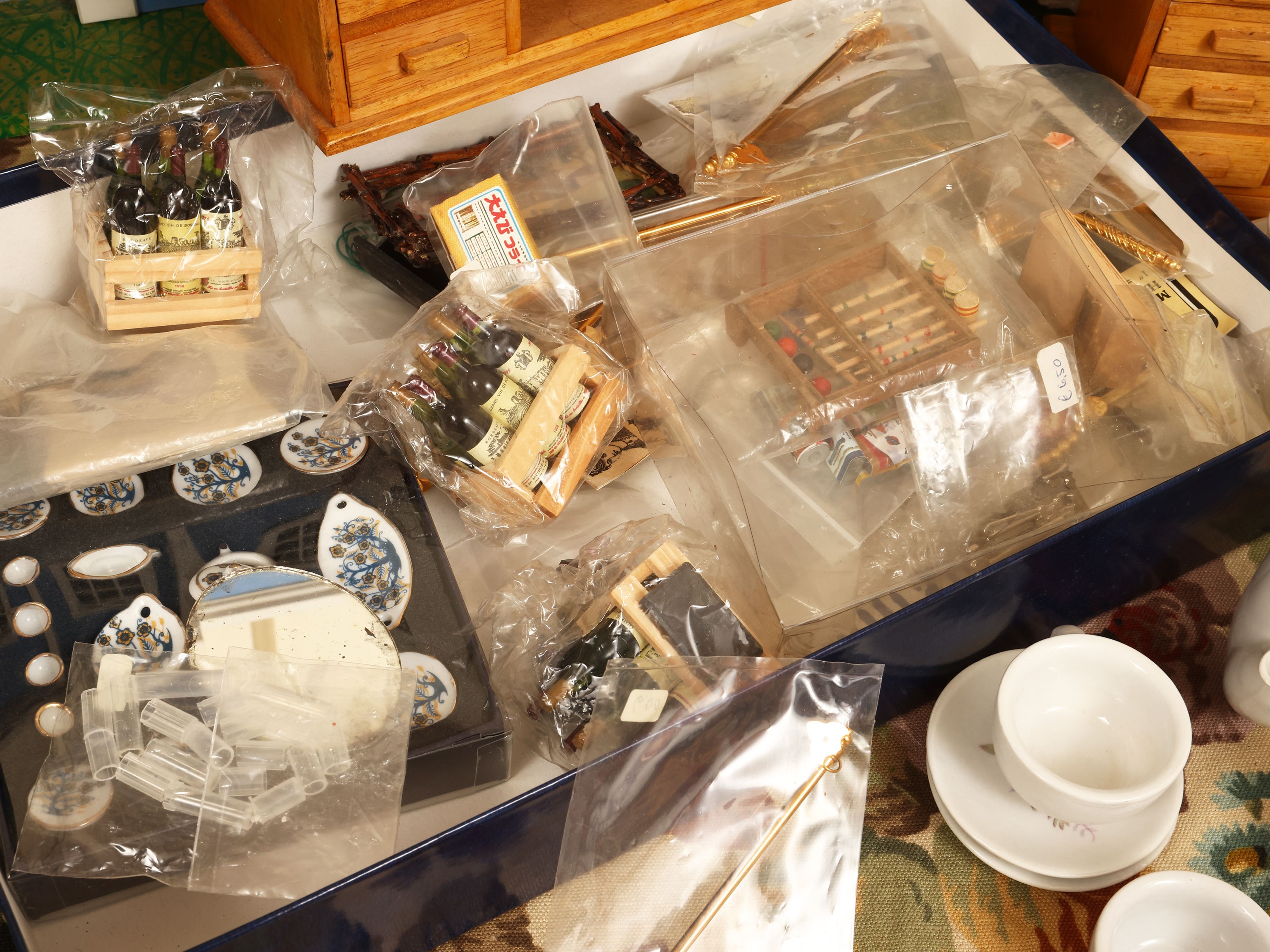 Assortimento di accessori in miniatura per case di bambola, incluso scrittoio a rullo