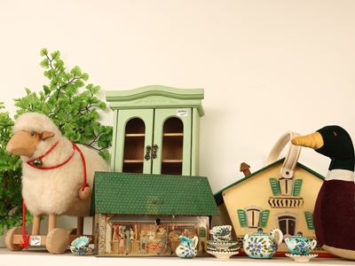 Collezione di Balocchi e Curiosità, comprensiva di mini casette, credenza e peluche