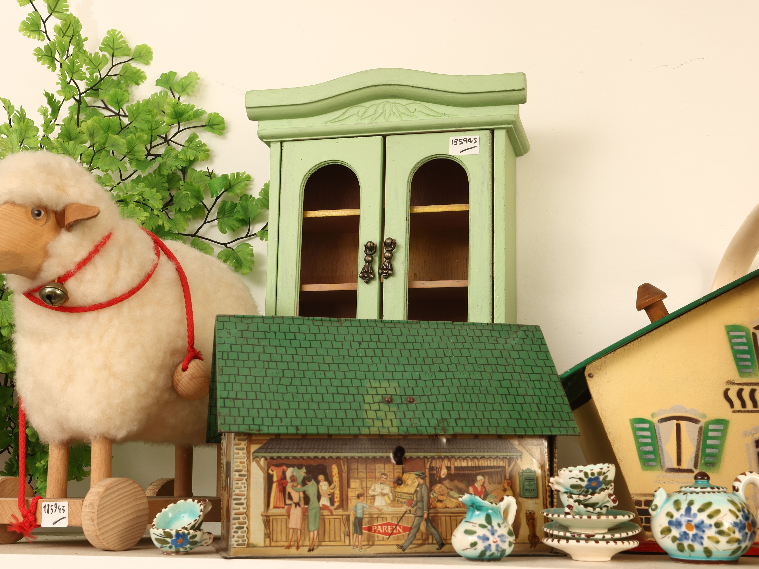 Collezione di Balocchi e Curiosità, comprensiva di mini casette, credenza e peluche
