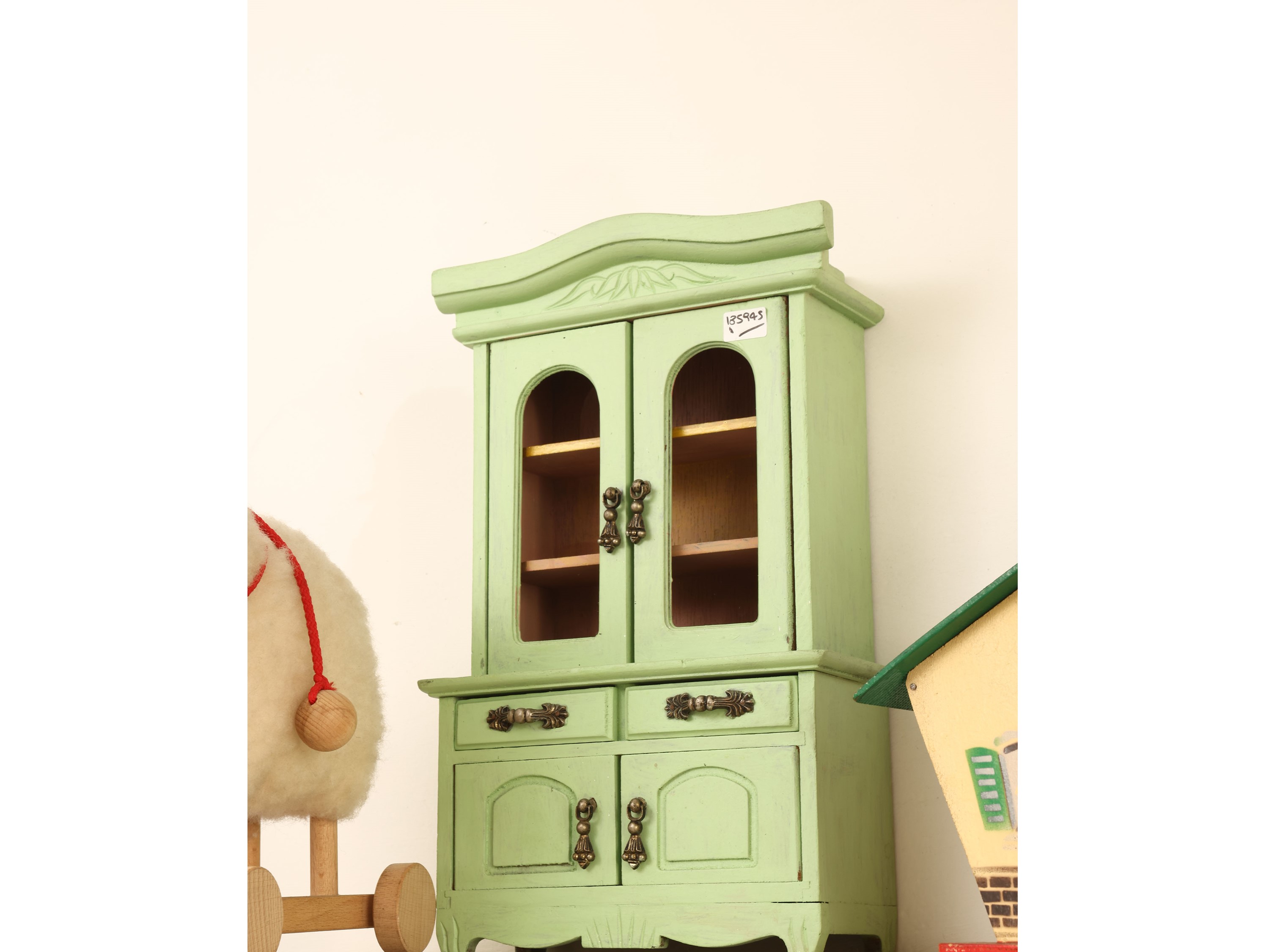 Collezione di Balocchi e Curiosità, comprensiva di mini casette, credenza e peluche