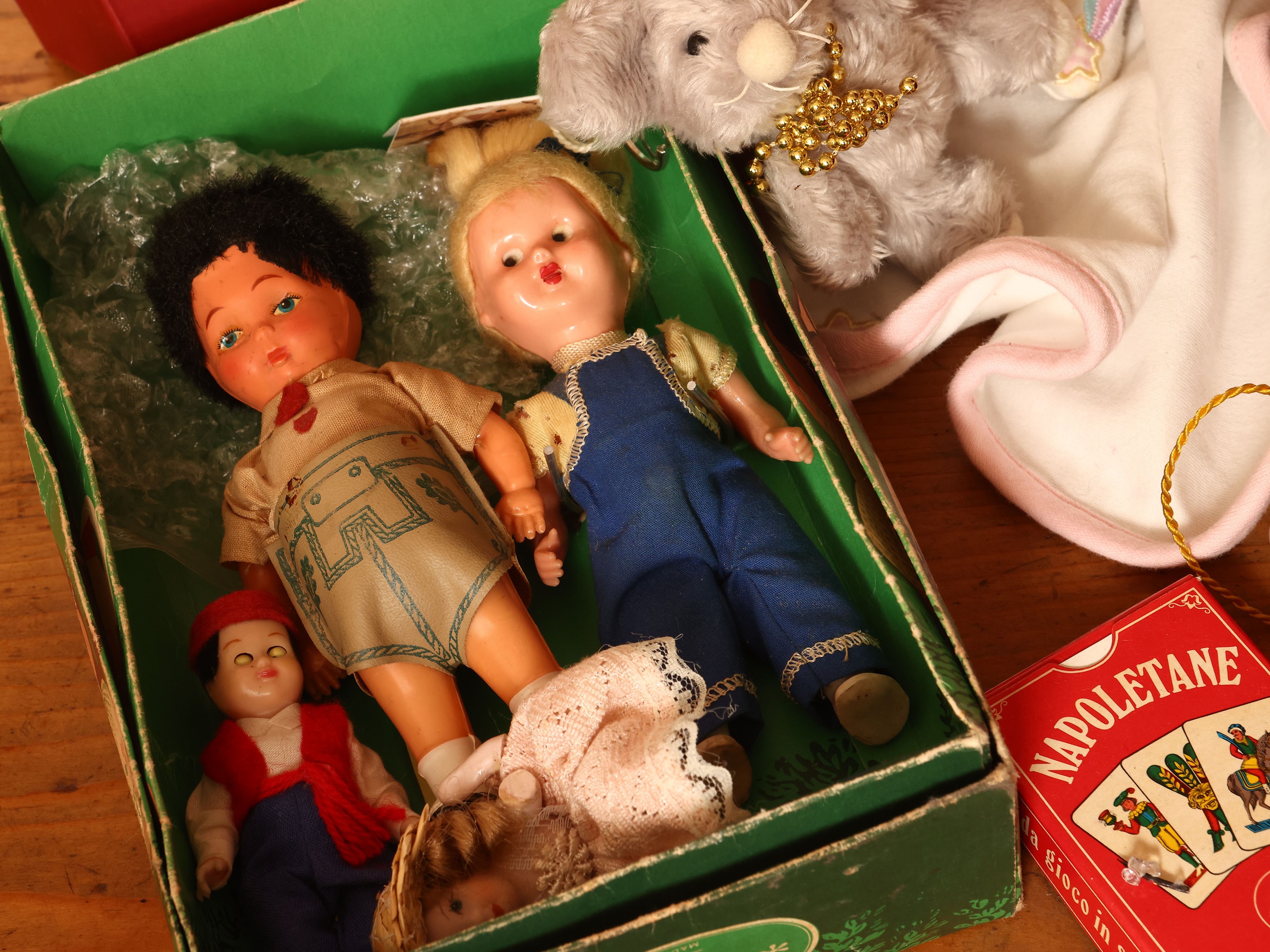 Peluche e balocchi, inclusi un libro e una bambola da collezione