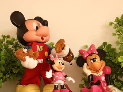 Topolino e Minnie, scultura in resina di altezza cm 13 e cm 34